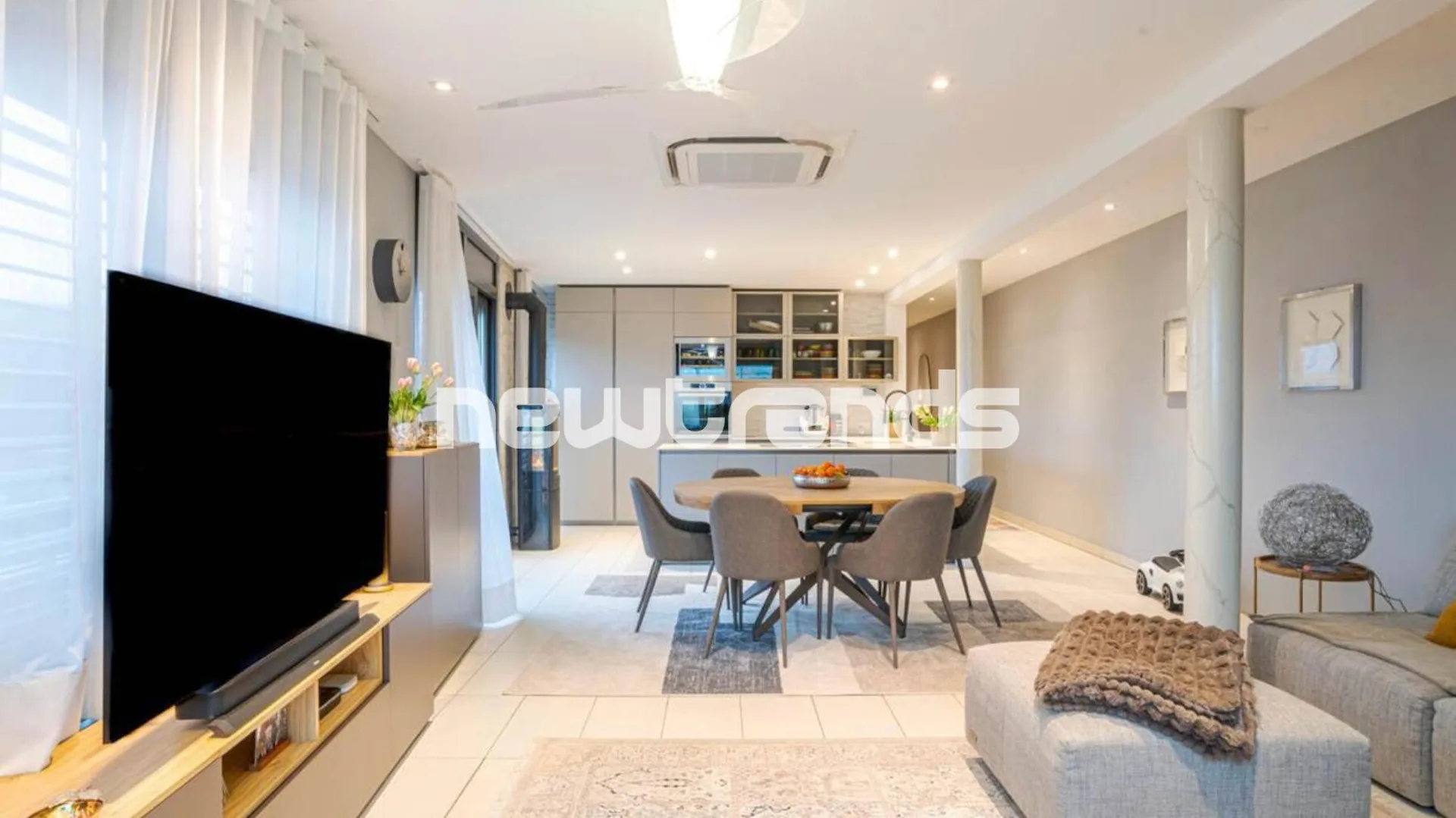 Agra: moderno 5 locali in bifamiliare con terrazza e vista.