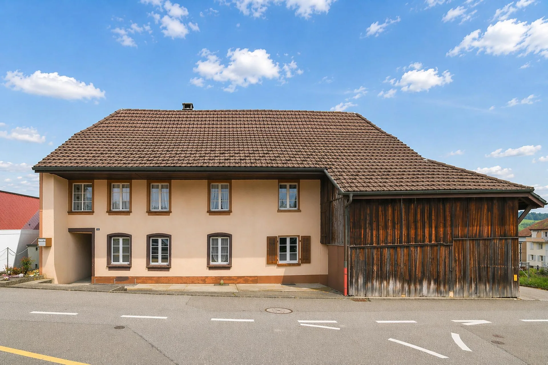 Two-family house with barn and large green area in optimal location