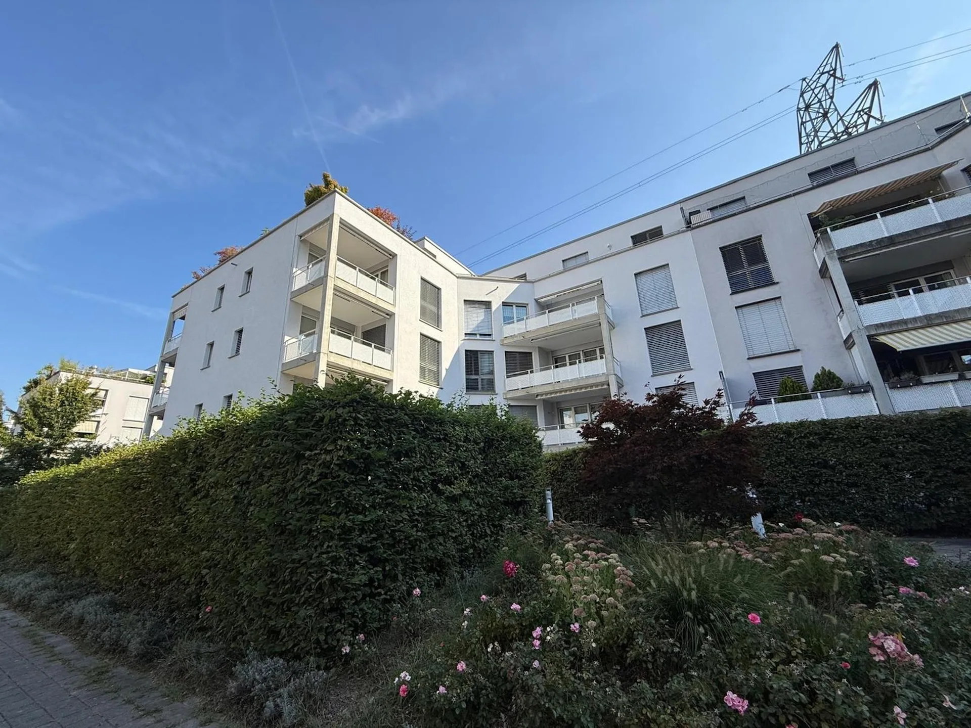 3.5-room apartment with 116 m², balcony, 2 garage spaces & hobby room available for immediate occupancy in attractive location in Zurich
