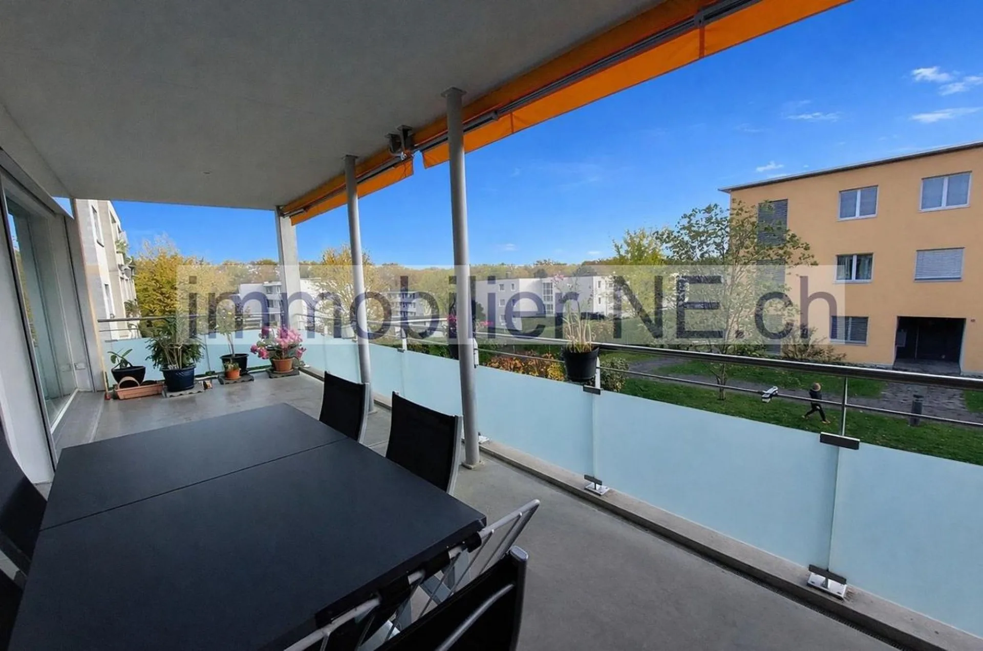 Appartement lumineux de 4,5 pièces avec terrasse et place de parc intérieure