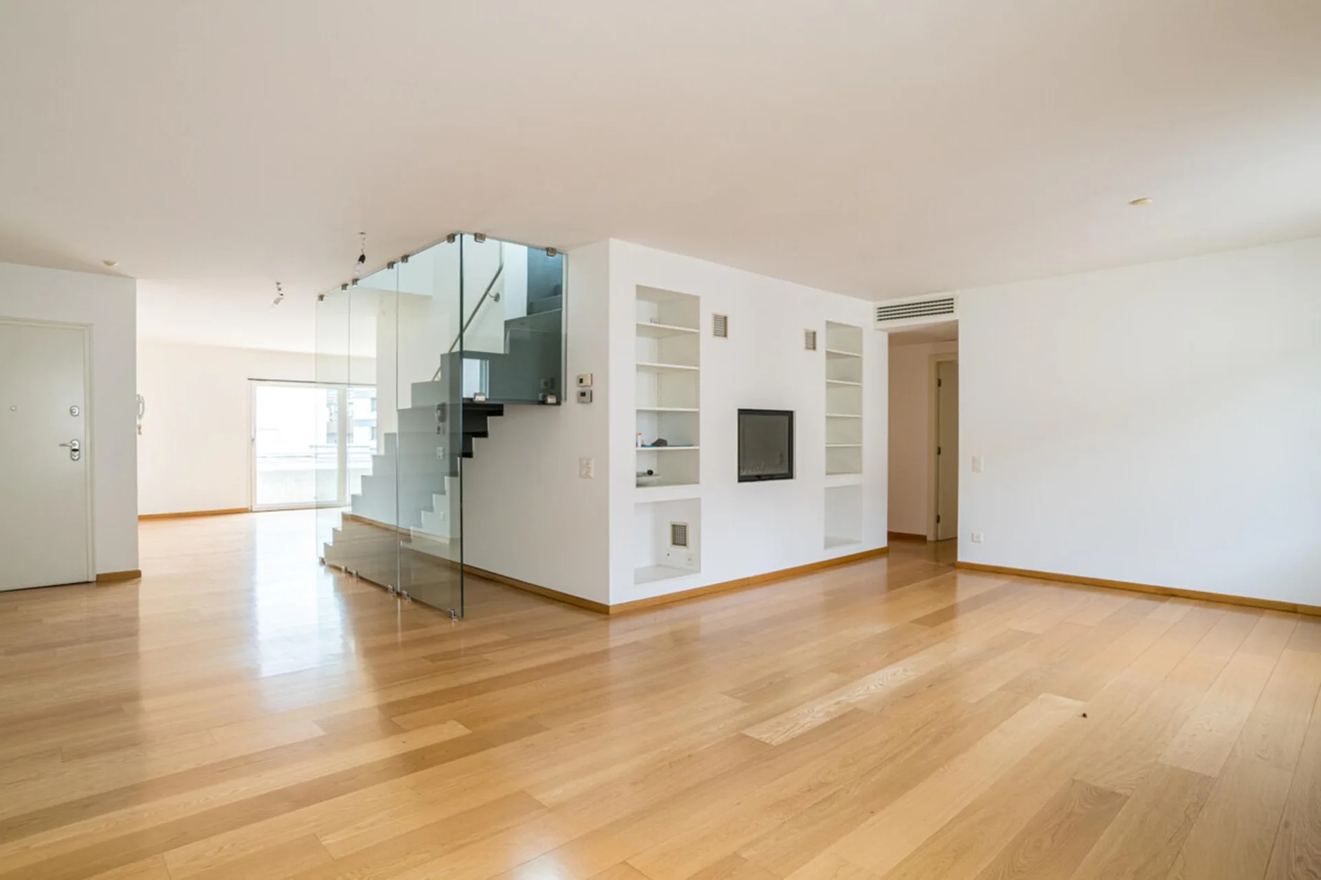 CHIASSO FUSSGÄNGERZONE  ELEGANTES DACHGESCHOSS MIT SONNENTERRASSE UND PARKGARAGE