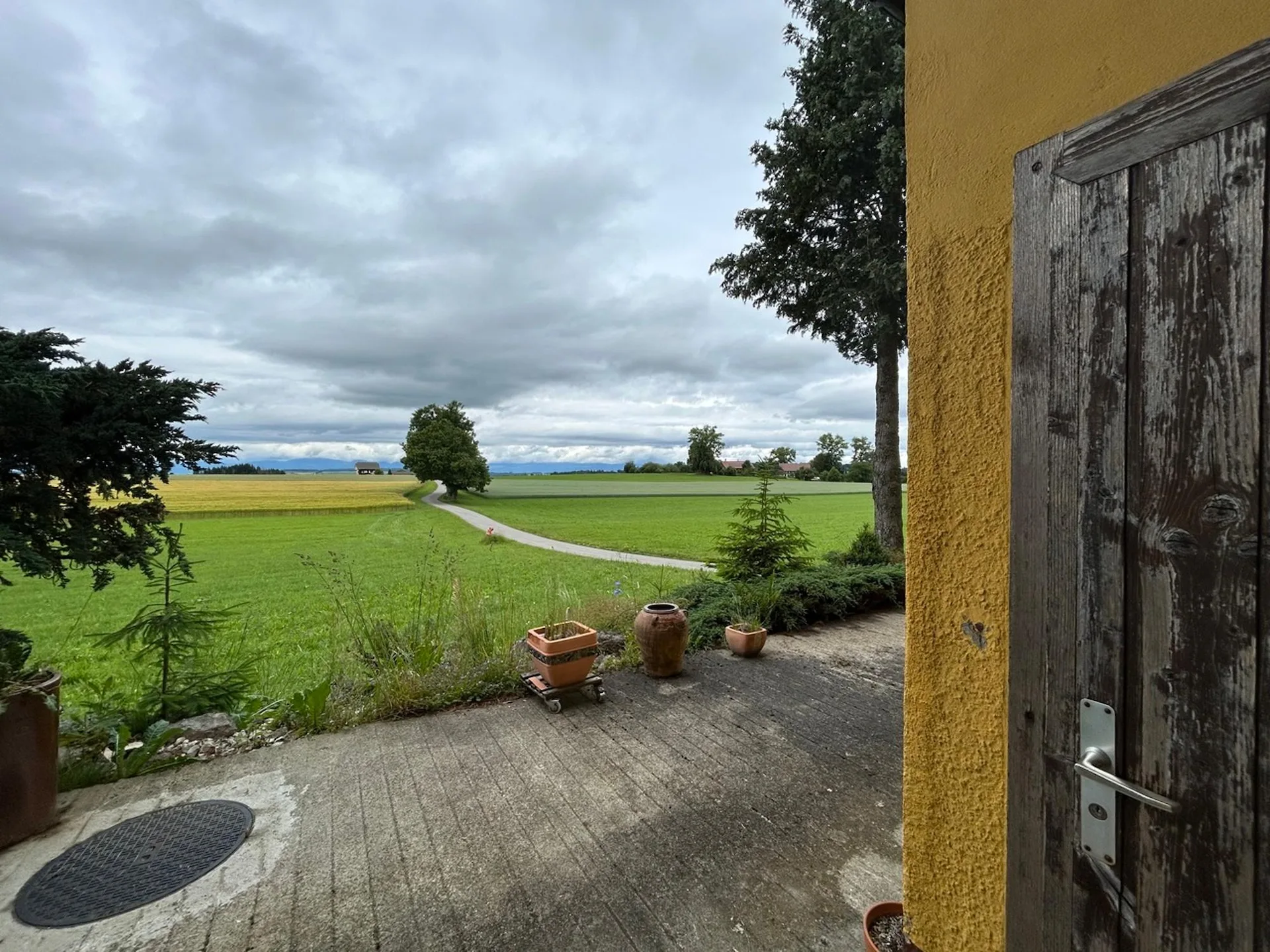 Eingebettetes Haus auf dem Land