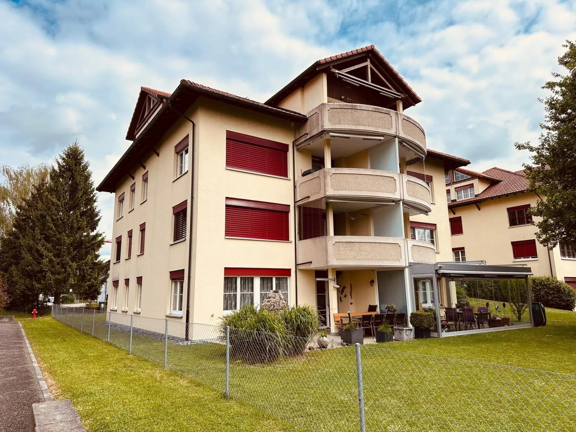 Vivre heureux dans un appartement de 4,5 pièces avec jardin et grand espace de séjour