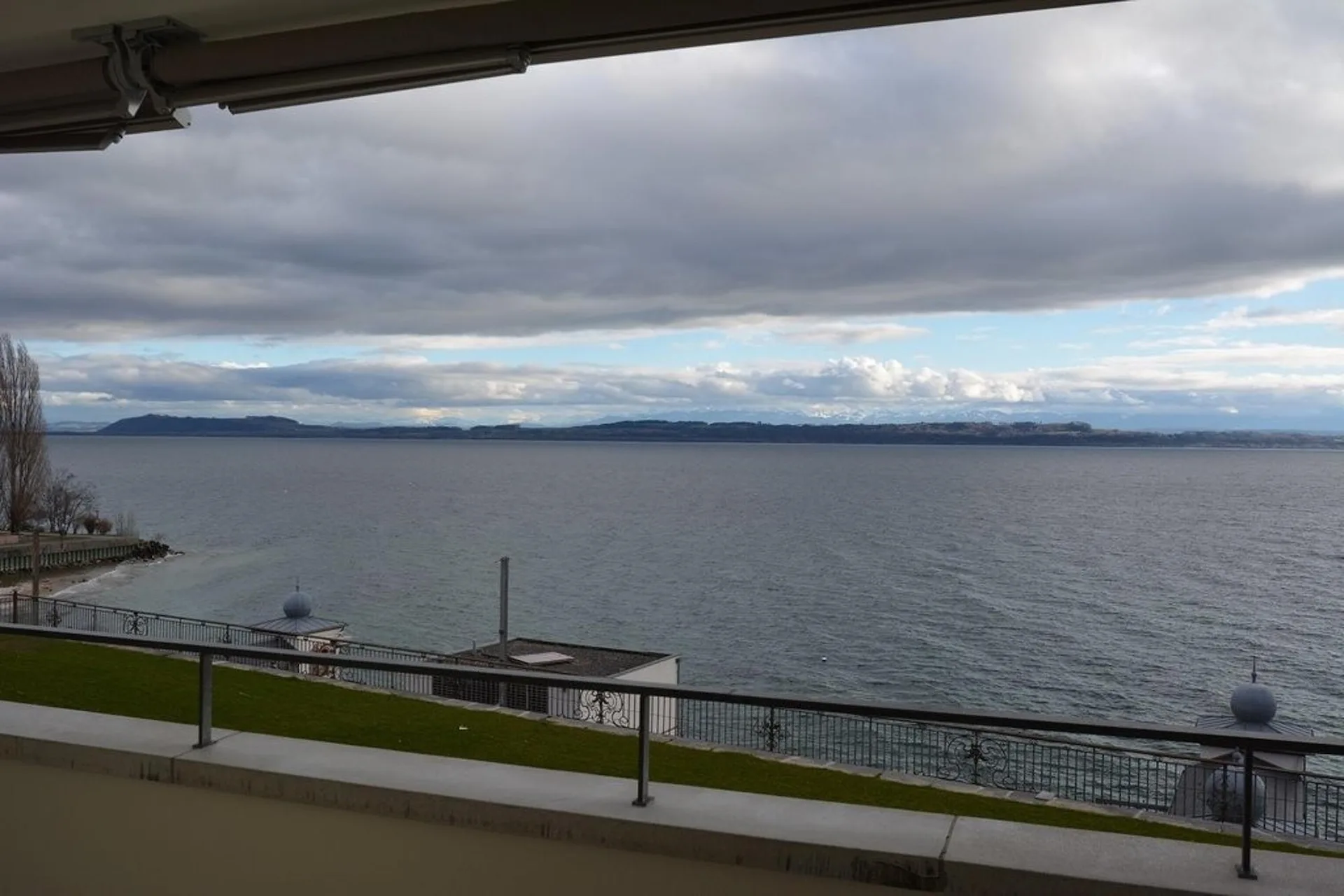 Spacious 4-room apartment with exceptional view of the lake