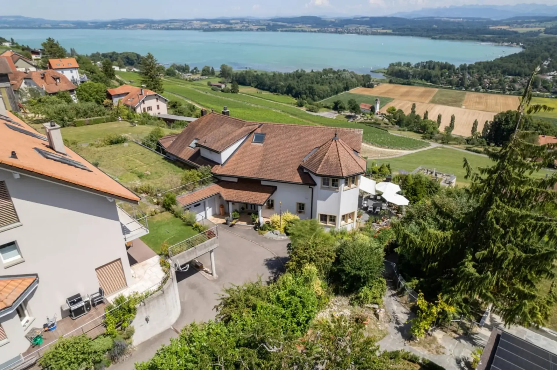 11-Zimmer-Villa mit Pool und Panoramaseesicht in Bellerive kaufen