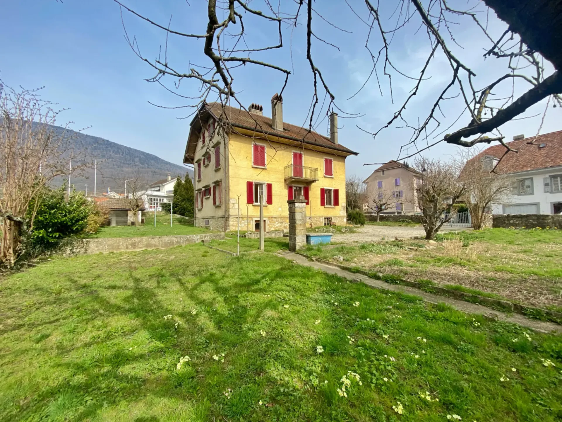 Schönes Familienhaus mit zwei Wohnungen und großem Garten