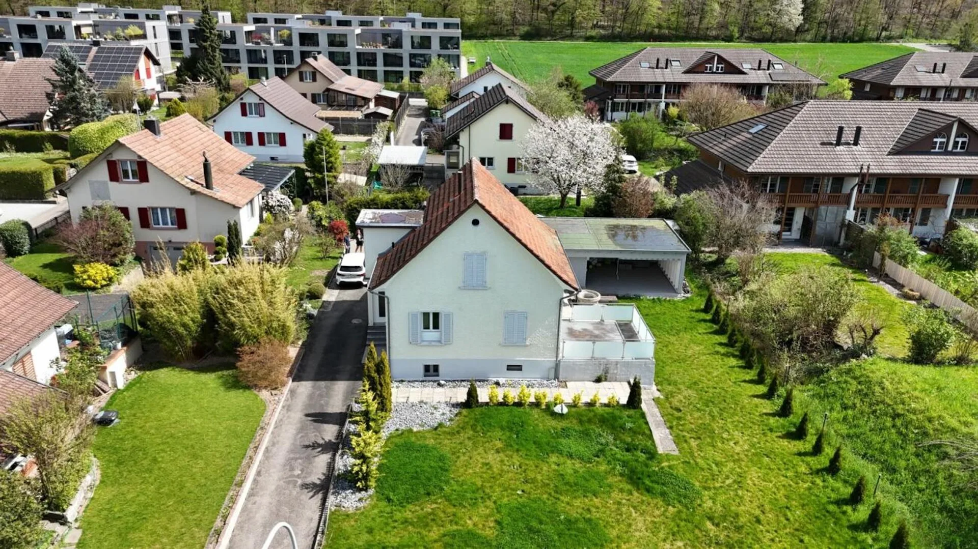 CHARMANTES EINFAMILIENHAUS MIT UMBAUPOTENTIAL - WOHNEN AM GOLFPLATZ