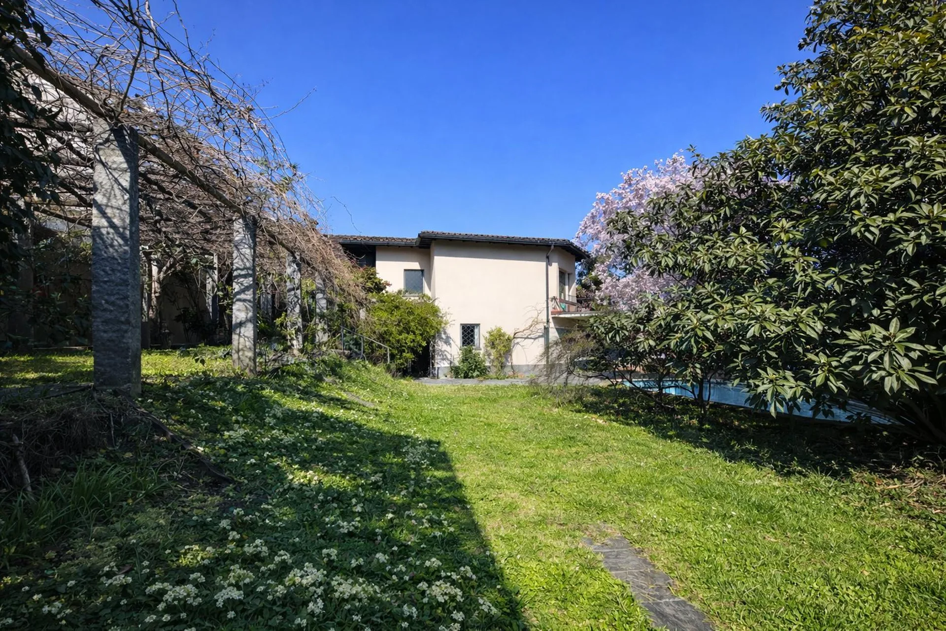 Villa con piscina a Massagno – opportunità rara con grande potenziale