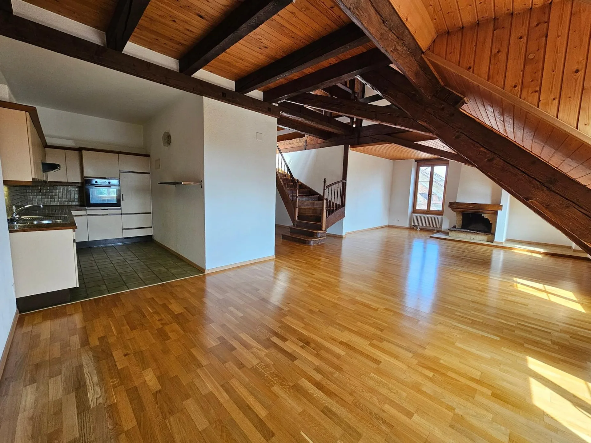 Prächtiges 6-Zimmer-Duplex mit Kamin in Laténa