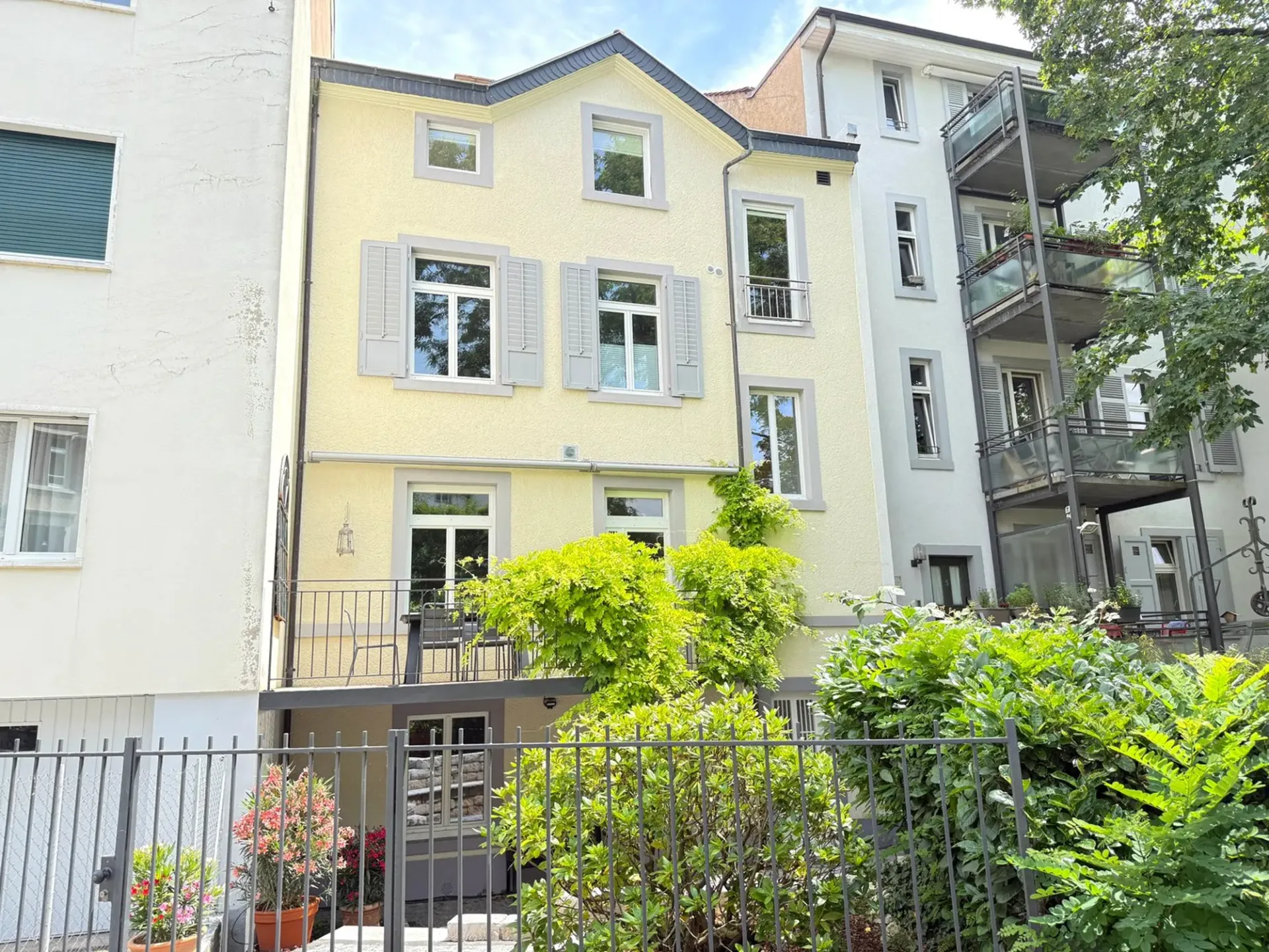 A fully refurbished 10-room townhouse in the Spalen district near  the Spalentor and  Uni of Basel