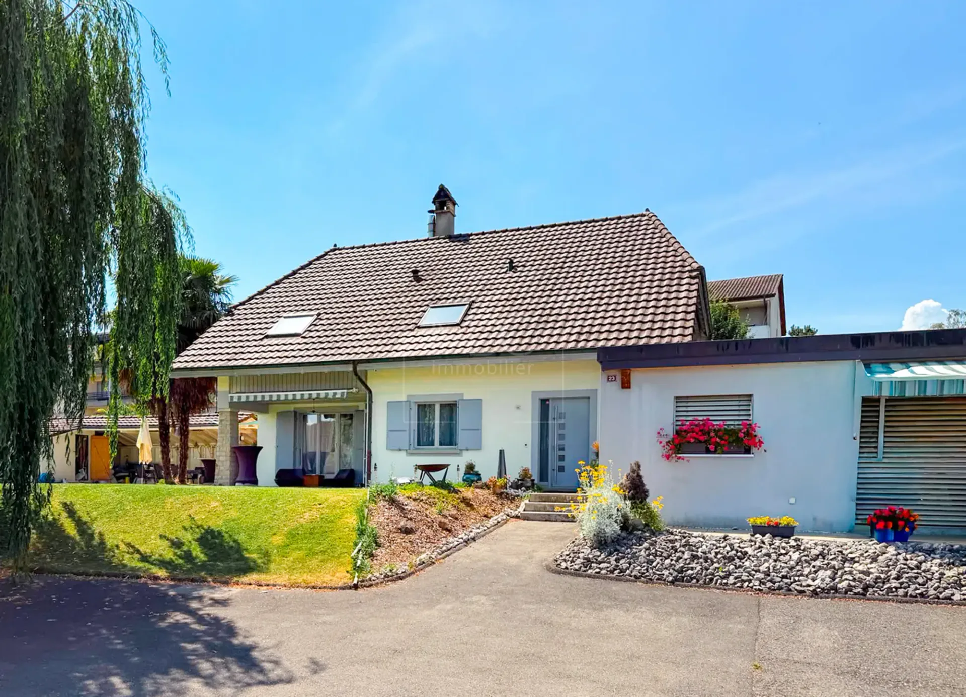 Spacieuse villa avec piscine et 2.5 pièces indépendant à St-Aubin