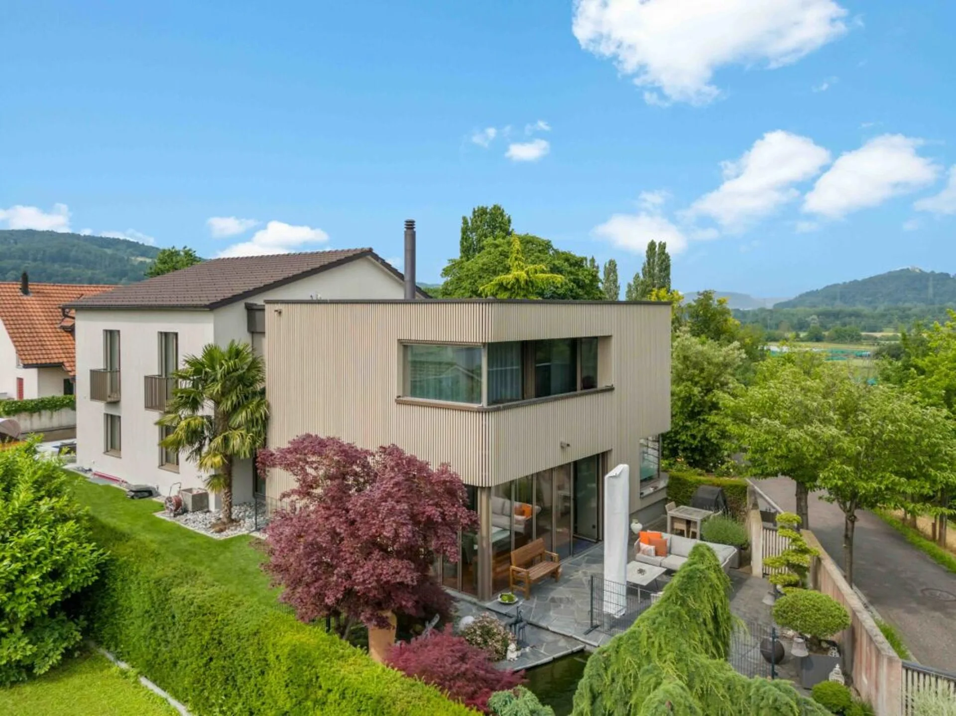 Luxuriöse 6.5-Zimmer-Villa mit herrlichem Garten, Poolanlage und Koi-Teich