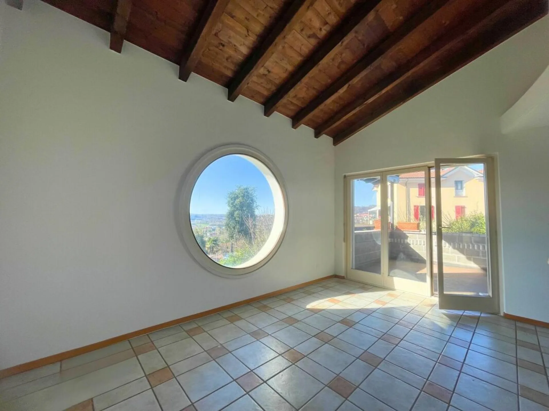 Interessante casa unifamiliare con appartamento indipendente e giardino