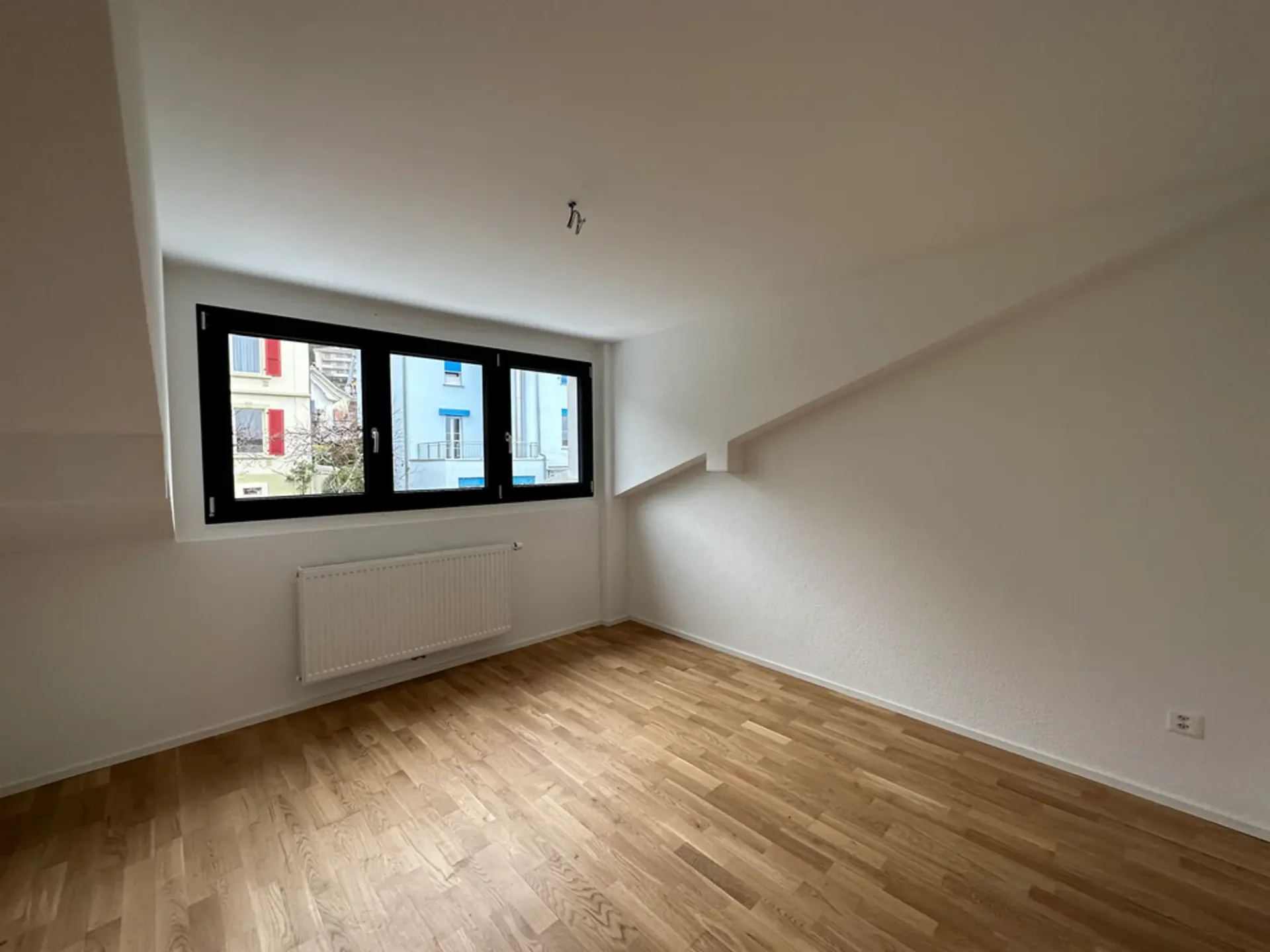 Moderne 2.5-Zimmerdachwohnung im 3. Stock mit Balkon
