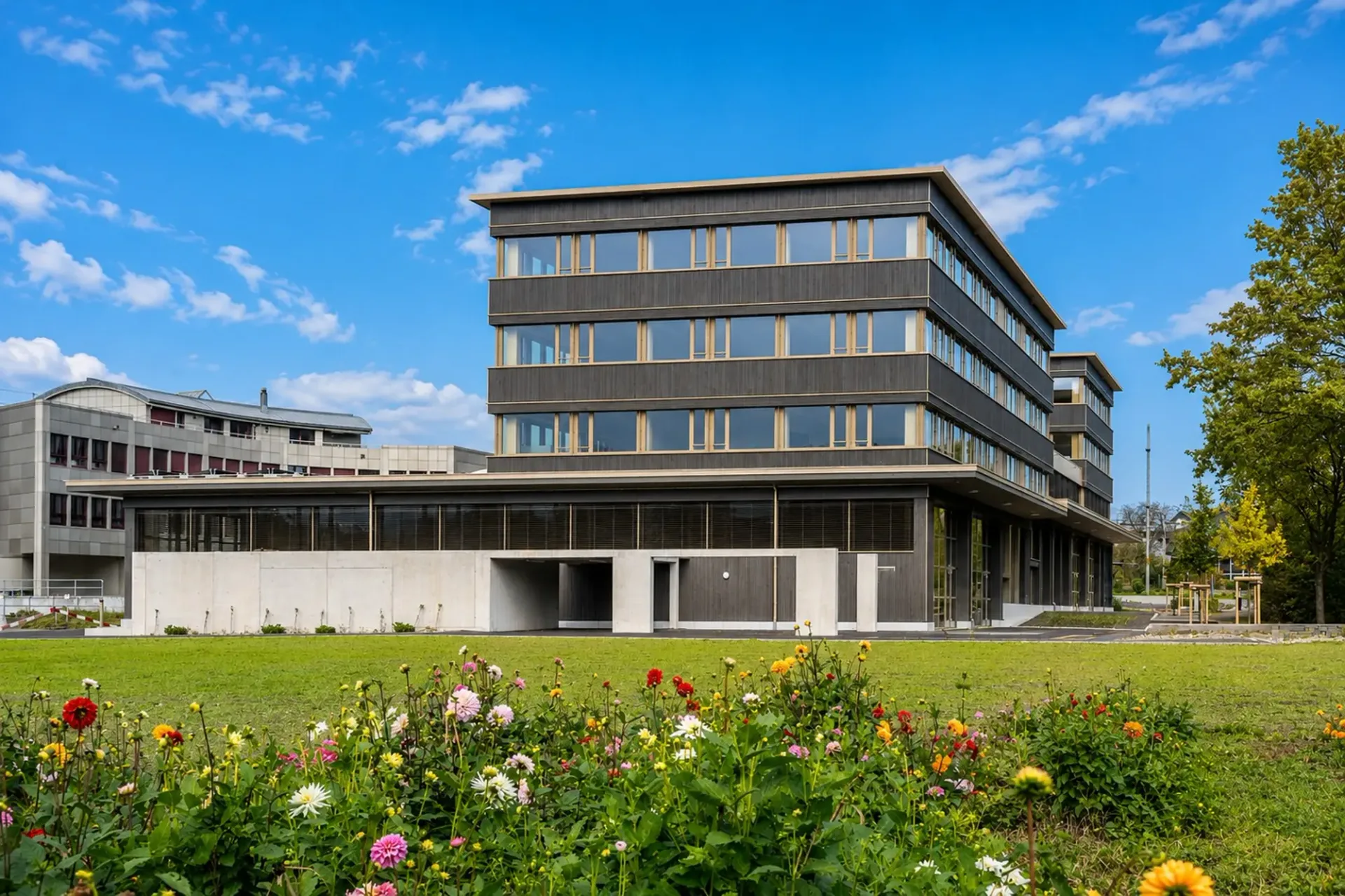 Erstvermietung: Attraktive 4.5-Zimmer-Wohnung auf dem Gewerbeareal ,,Gewerbepark Station Nänikon''