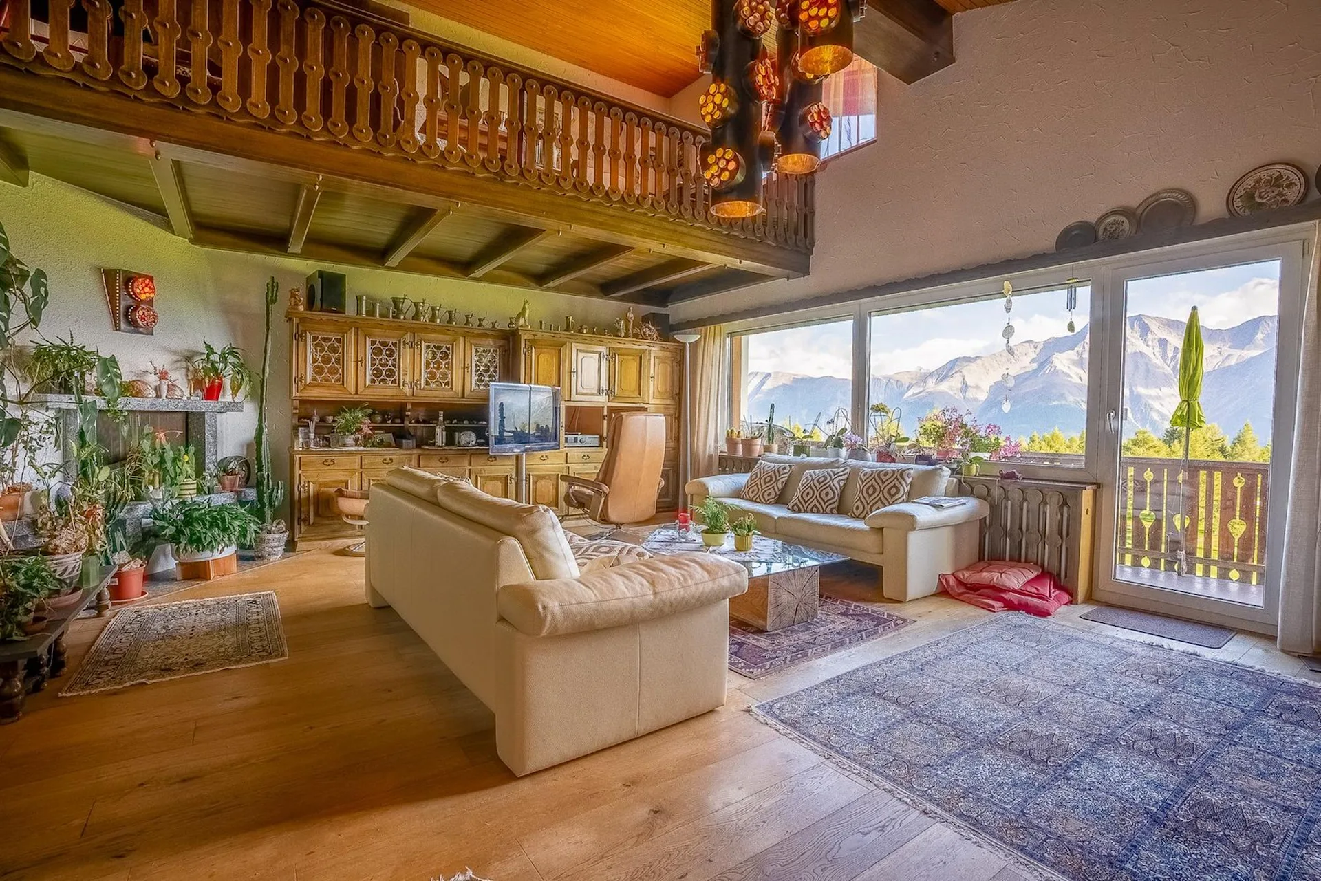 Authentische Dachwohnung mit Blick auf den Golfplatz und hohe Decken