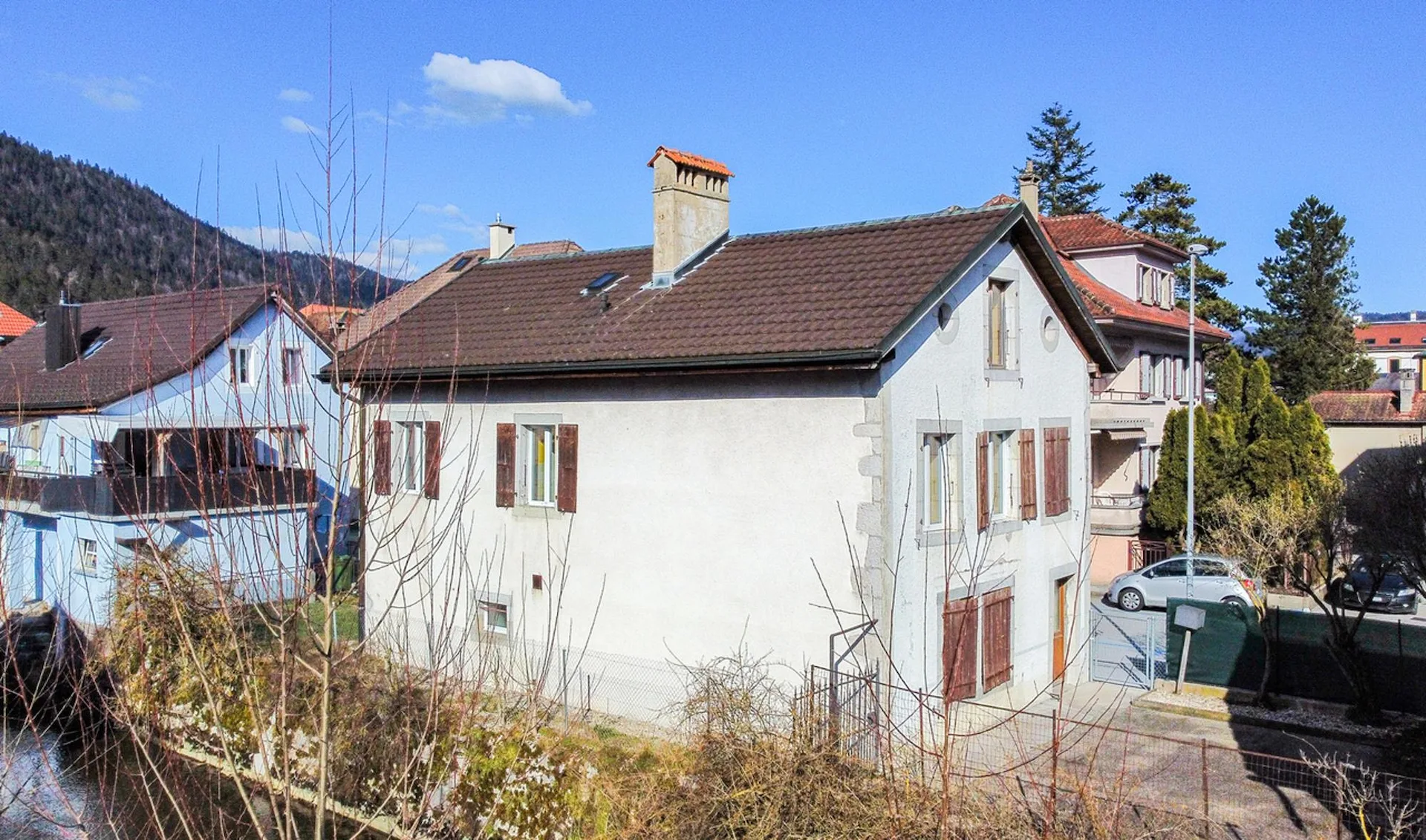 Maison villageoise de 6 pces Au bord de la rivière avec petit jardin