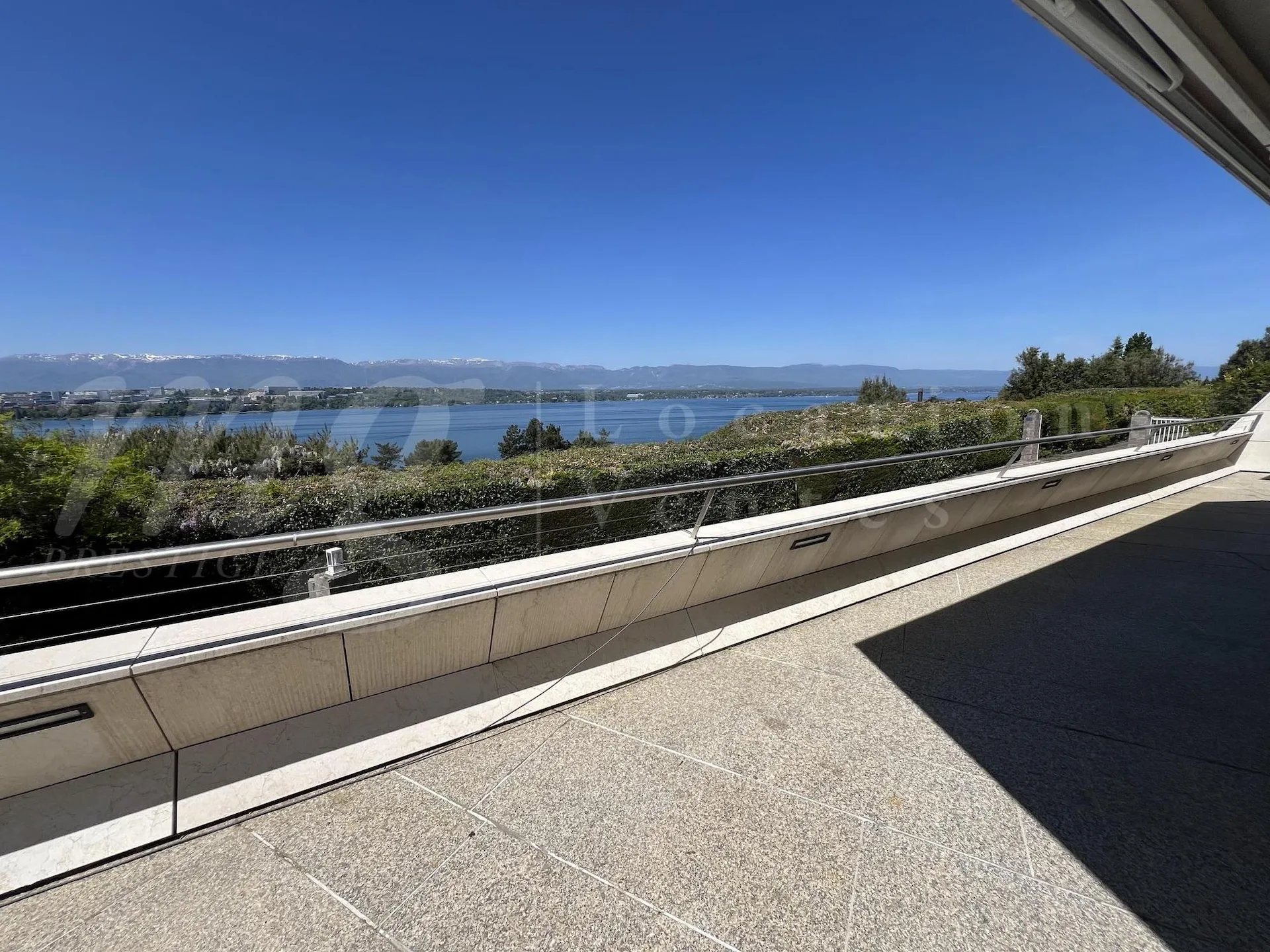 PANORAMABLICK 180 GRAD ÜBER DEN SEE - MODERNES HAUS MIT 400 m2 WOHNFLÄCHE - SCHWIMMBAD - AUFZUG