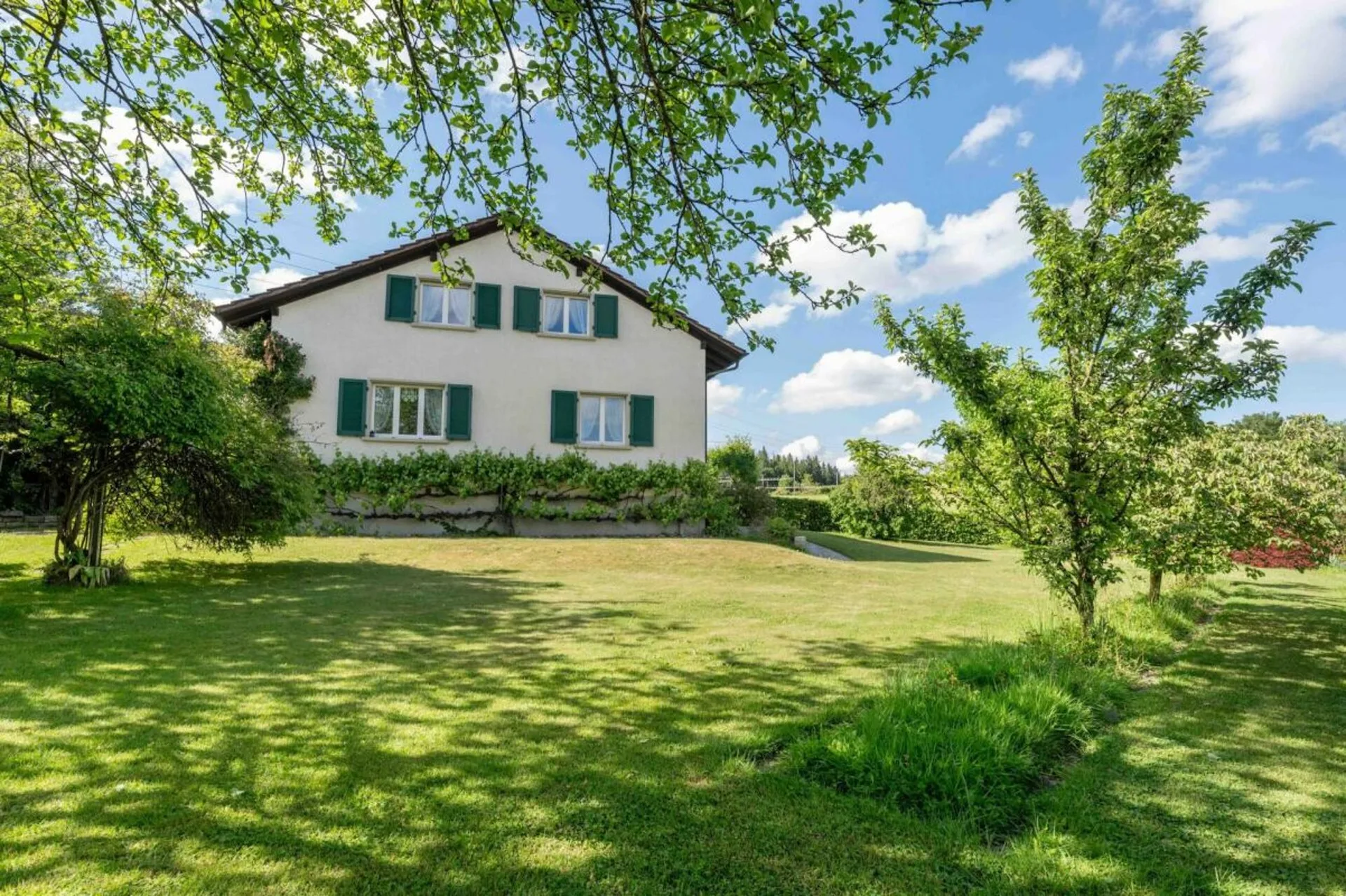 Beautifully located, 1'208 m2 large and fully developed building land with old property