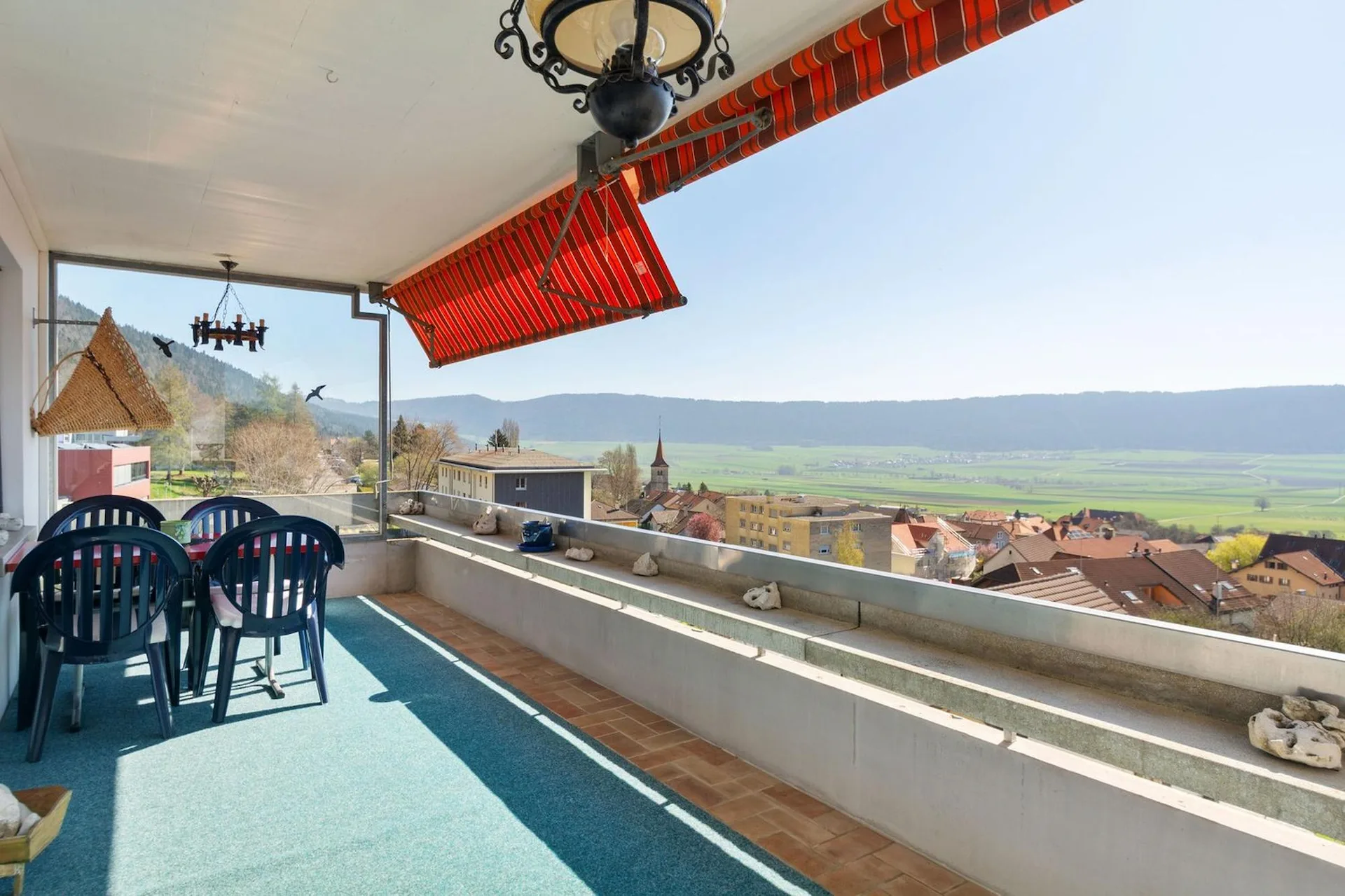 Geräumige 5,5-Zimmer-Wohnung mit großem Balkon in Cernier