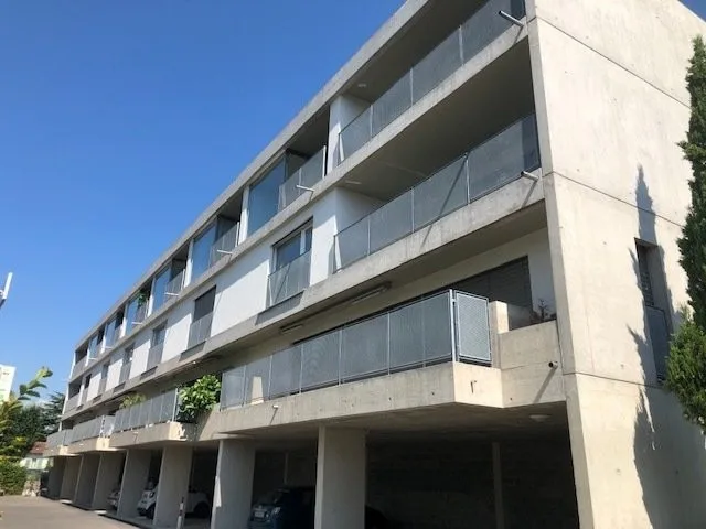 Place de parc extérieure sous couvert