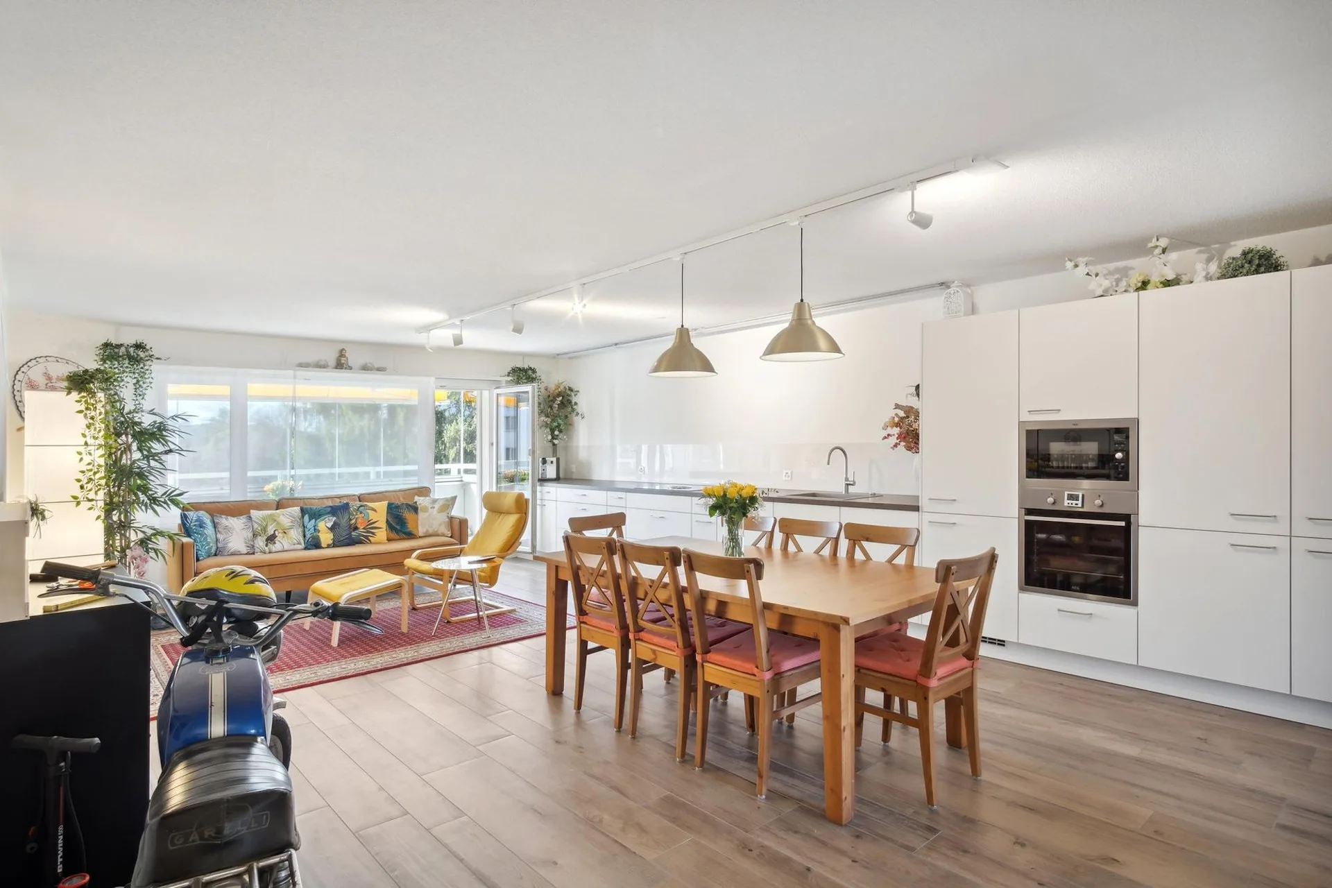 BRIGHT APARTMENT WITH GLAZED BALCONY AND GOOD CONNECTIONS