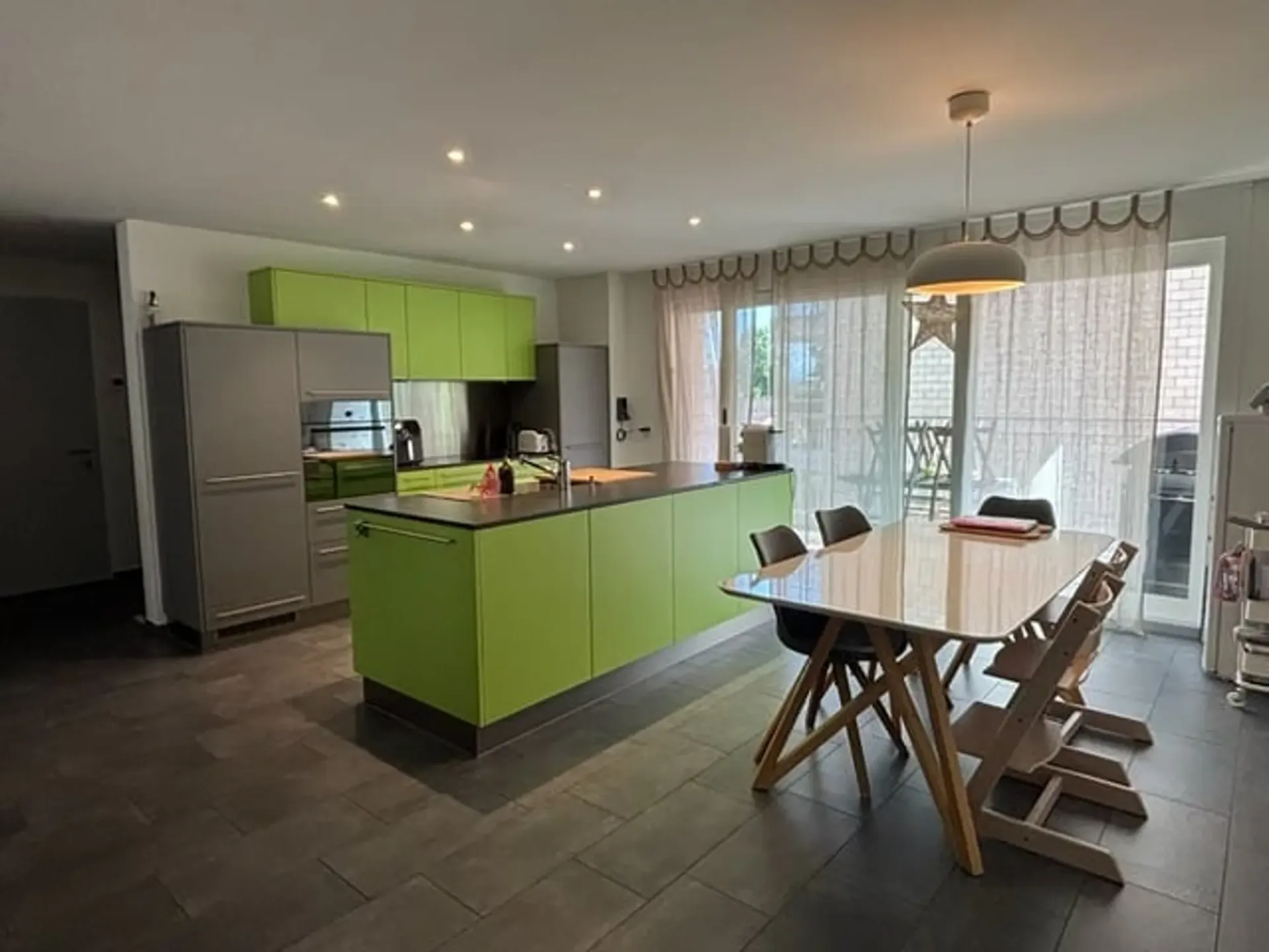 modern Wohnen mit zwei Balkone und Wintergarten