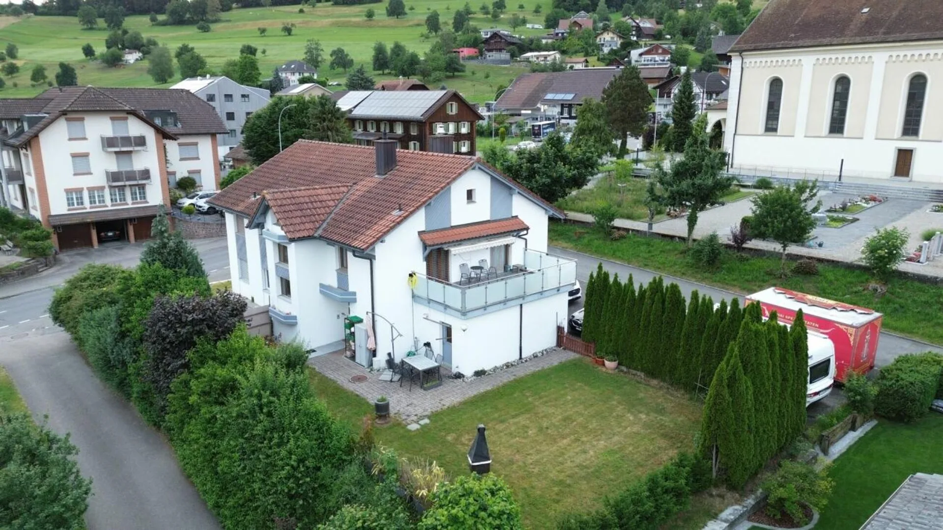 Esclusiva casa unifamiliare di 8 locali con dependance, grande giardino e garage-laboratorio in zona rurale
