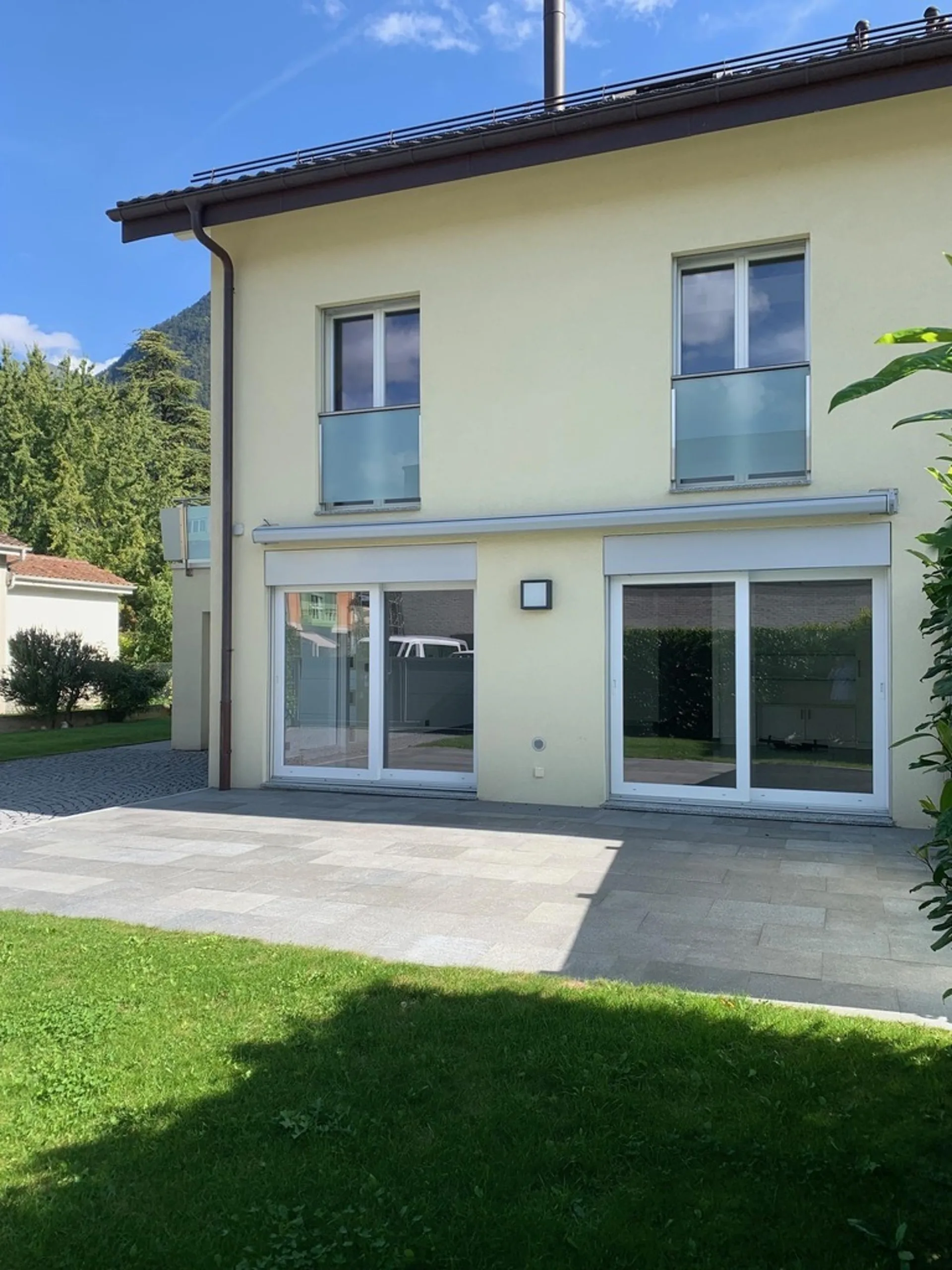 Magnifique maison mitoyenne 8 Pièces avec terrasse et jardin