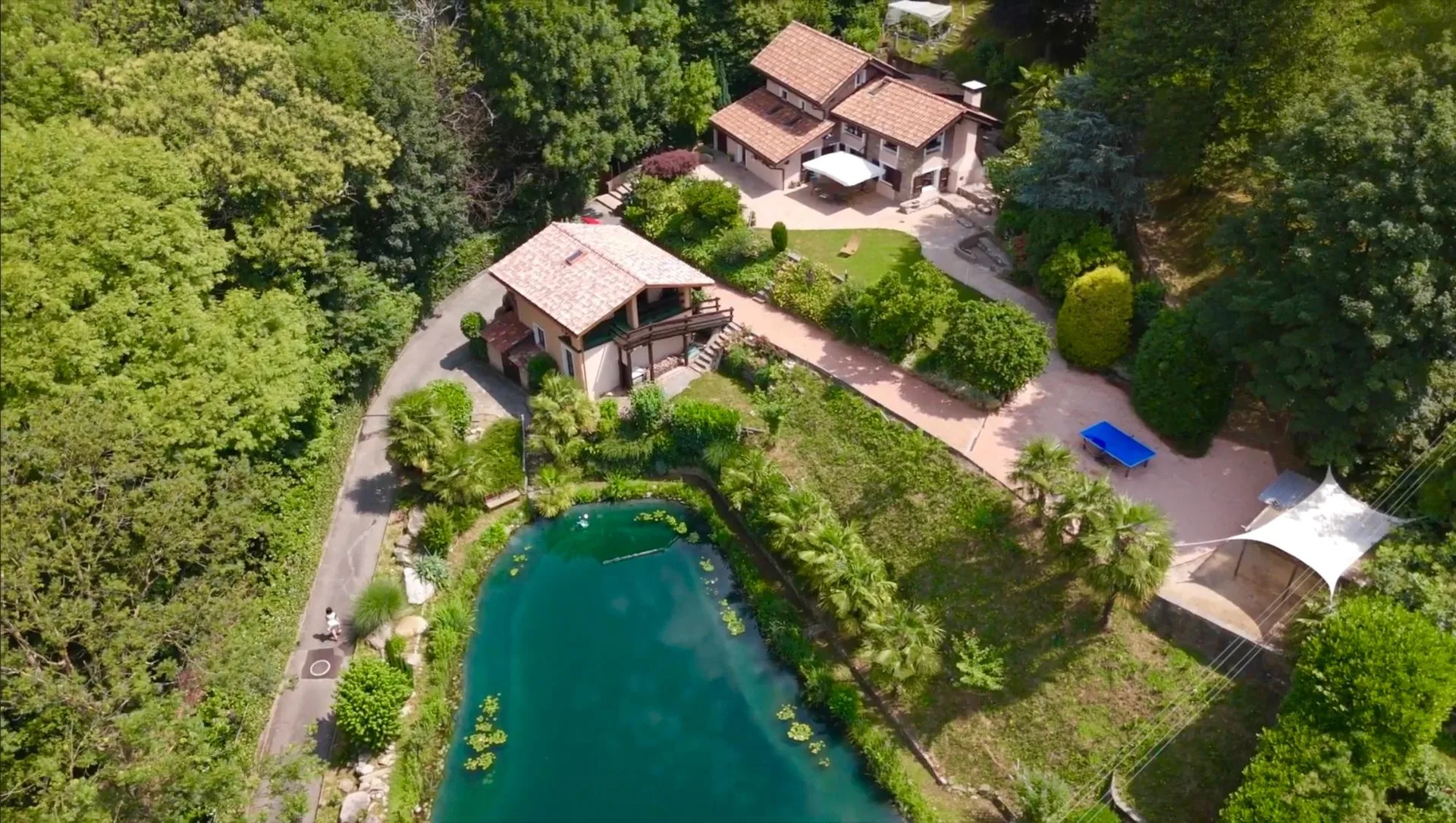 Exklusives Landhaus mit 7,5 Zimmern, eingebettet in die Natur mit separatem Gebäude und Teich