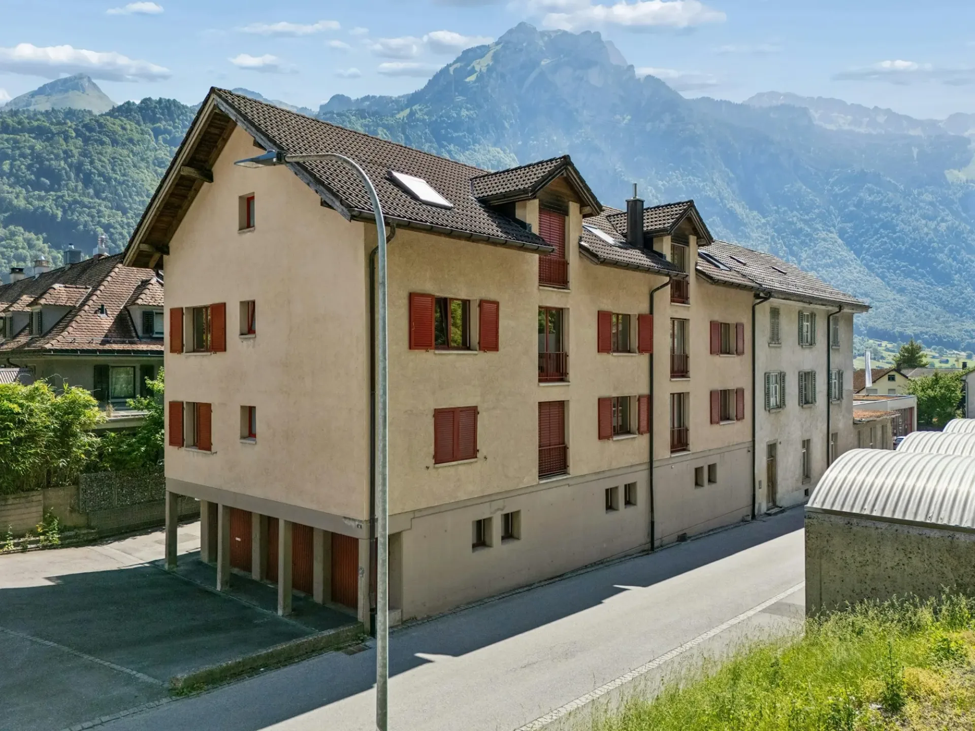 gut unterhaltenes Mehrfamilienhaus mit 6 Wohnungen und herrlicher Bergsicht
