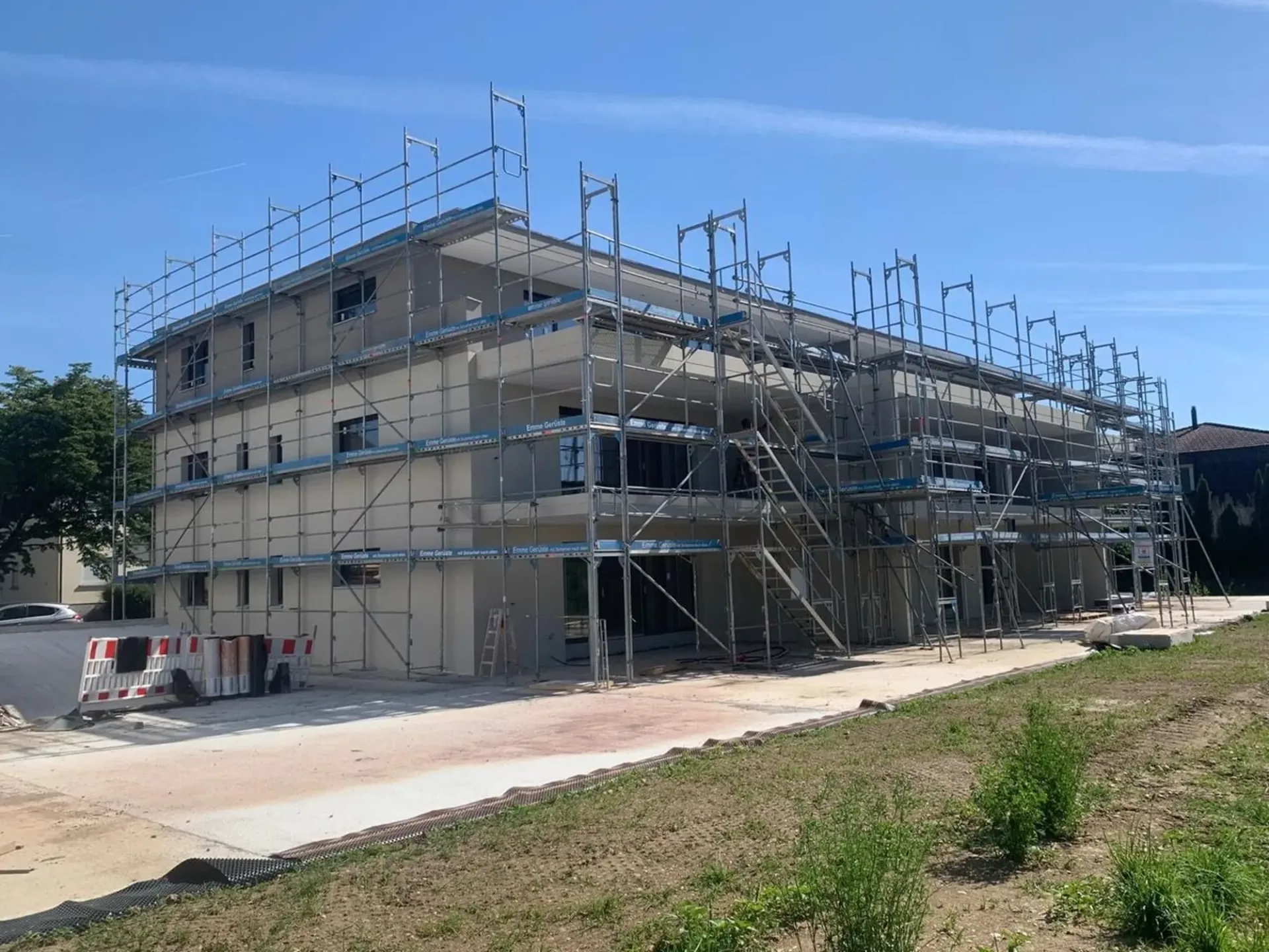 4.5 Z.-Wohnung OG, 125m2 Netto Wohnfläche, 23.5m2 gedeckter Sitzplatz