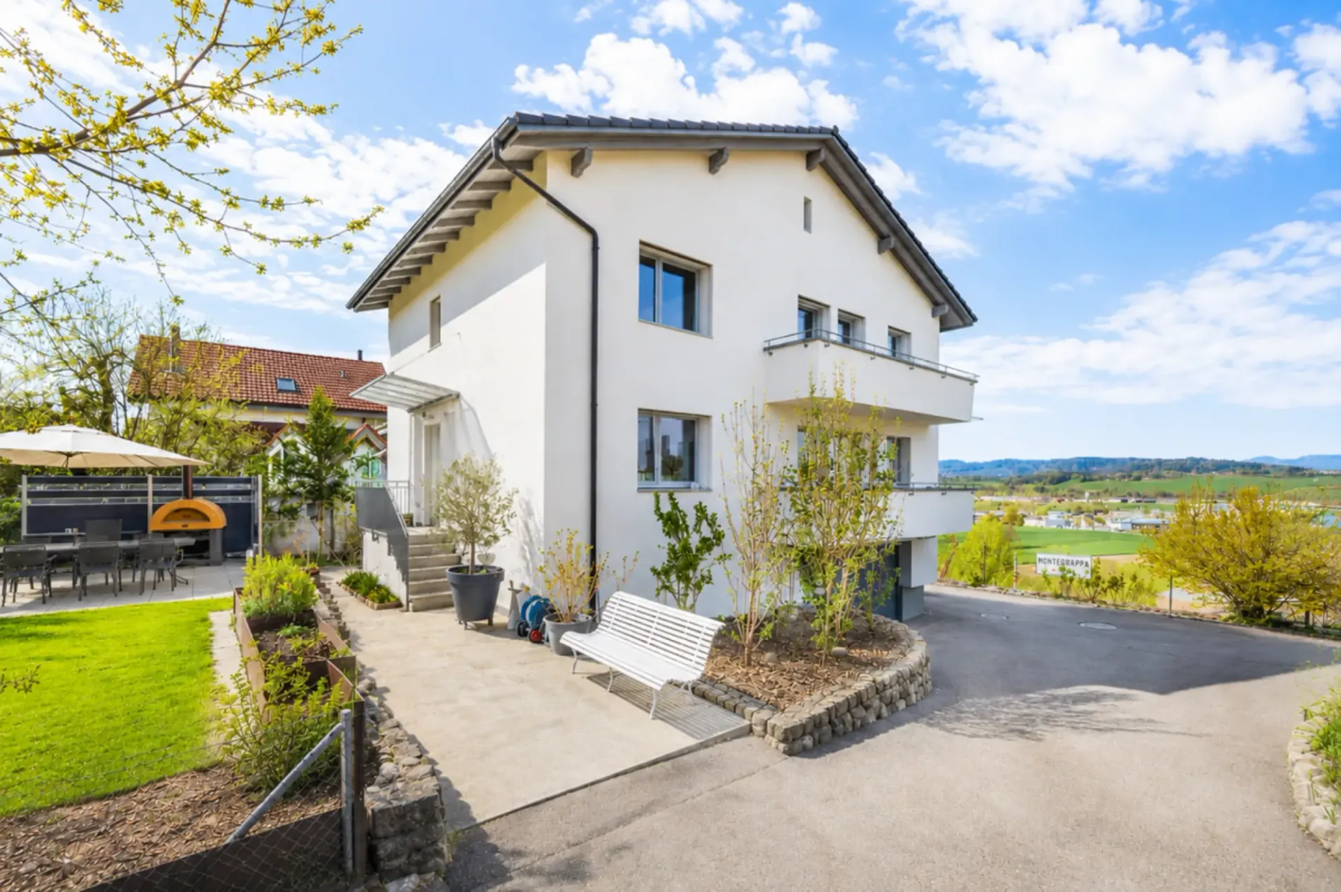 Exklusives Wohnerlebnis mit Weitblick: Modernisiertes Raumwunder in Belp