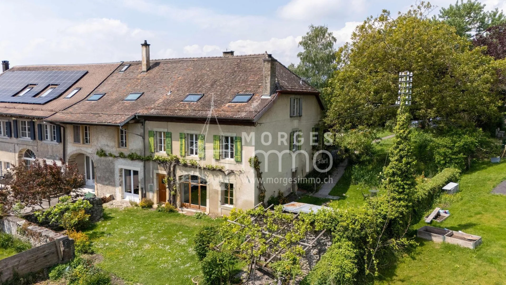 Schönes Dorfhaus mit 2 Apartments und privatem Garten in Colombier