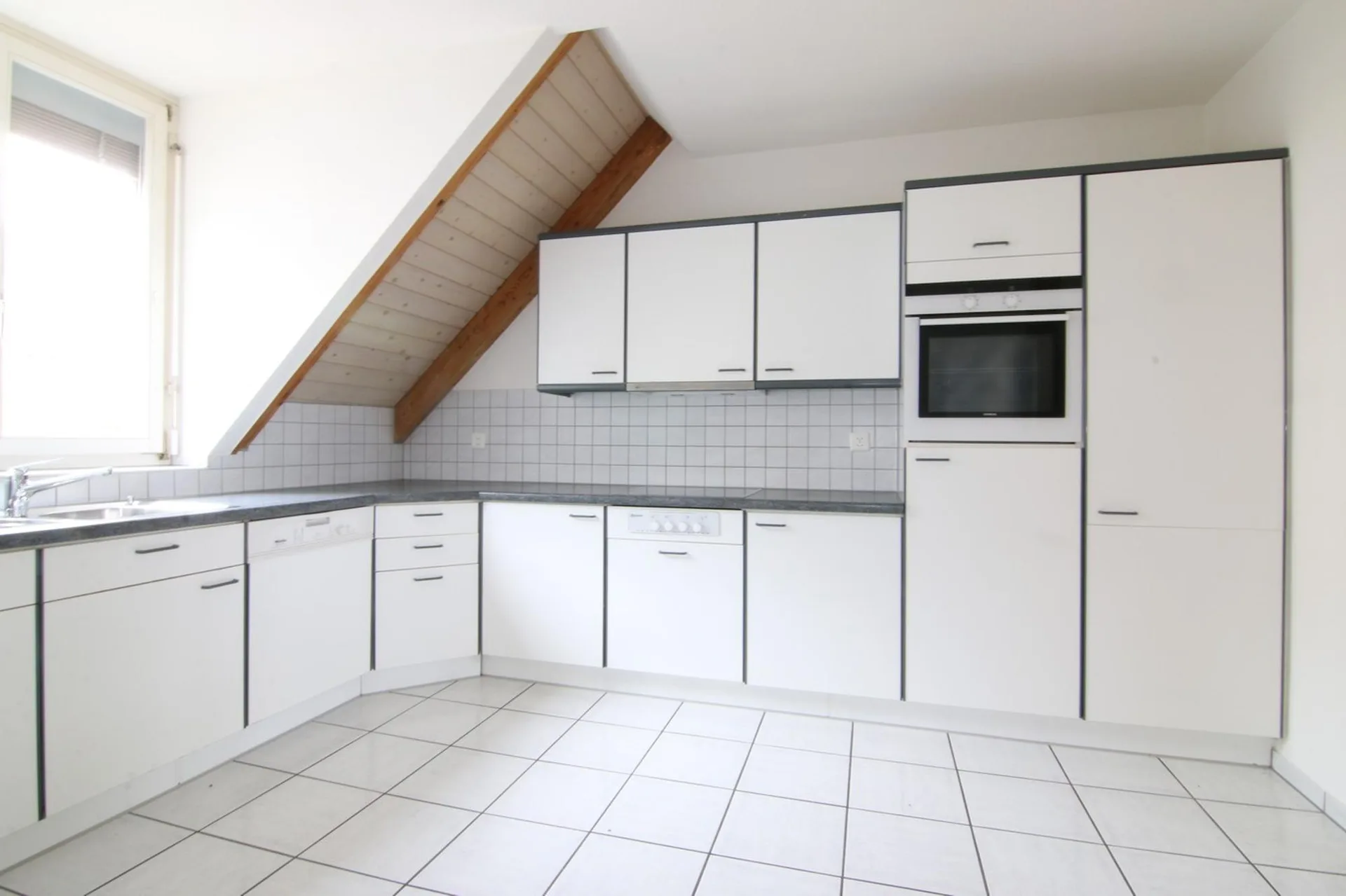 Appartement mansardé de 5,5 pièces bien entretenu sur deux étages