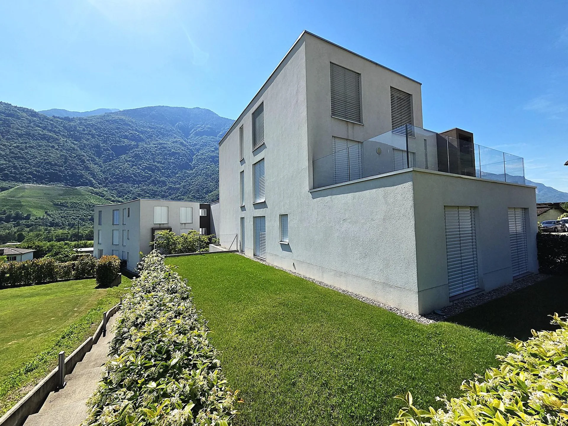Modernes Apartment mit 4.5 Zimmern und Garten in Claro – Neubau mit Aussicht