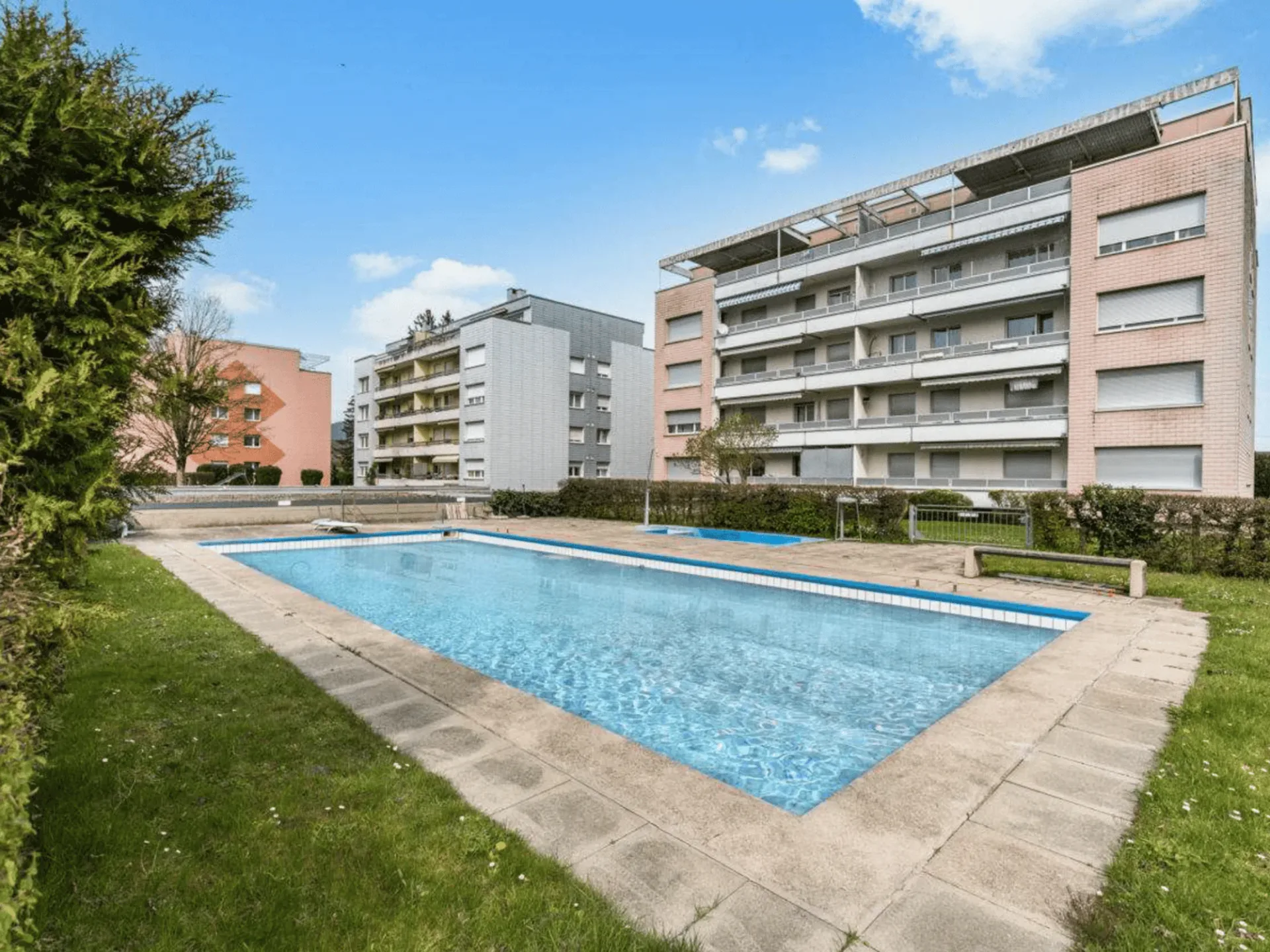 EINZIGARTIGE LAGE MIT POOL & AAREZUGANG