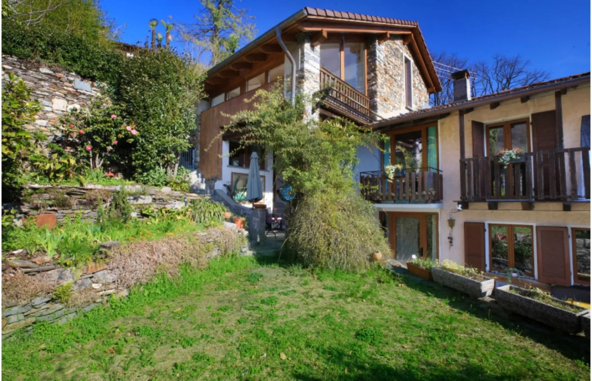 Wunderschönes Zweifamilienhaus in Arcegno