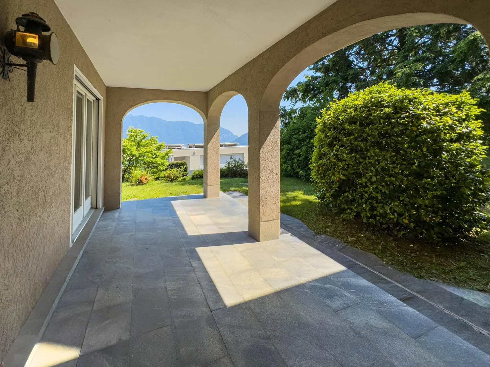 Villa mit Garten und offener Aussicht auf den Luganer Golf in Carona