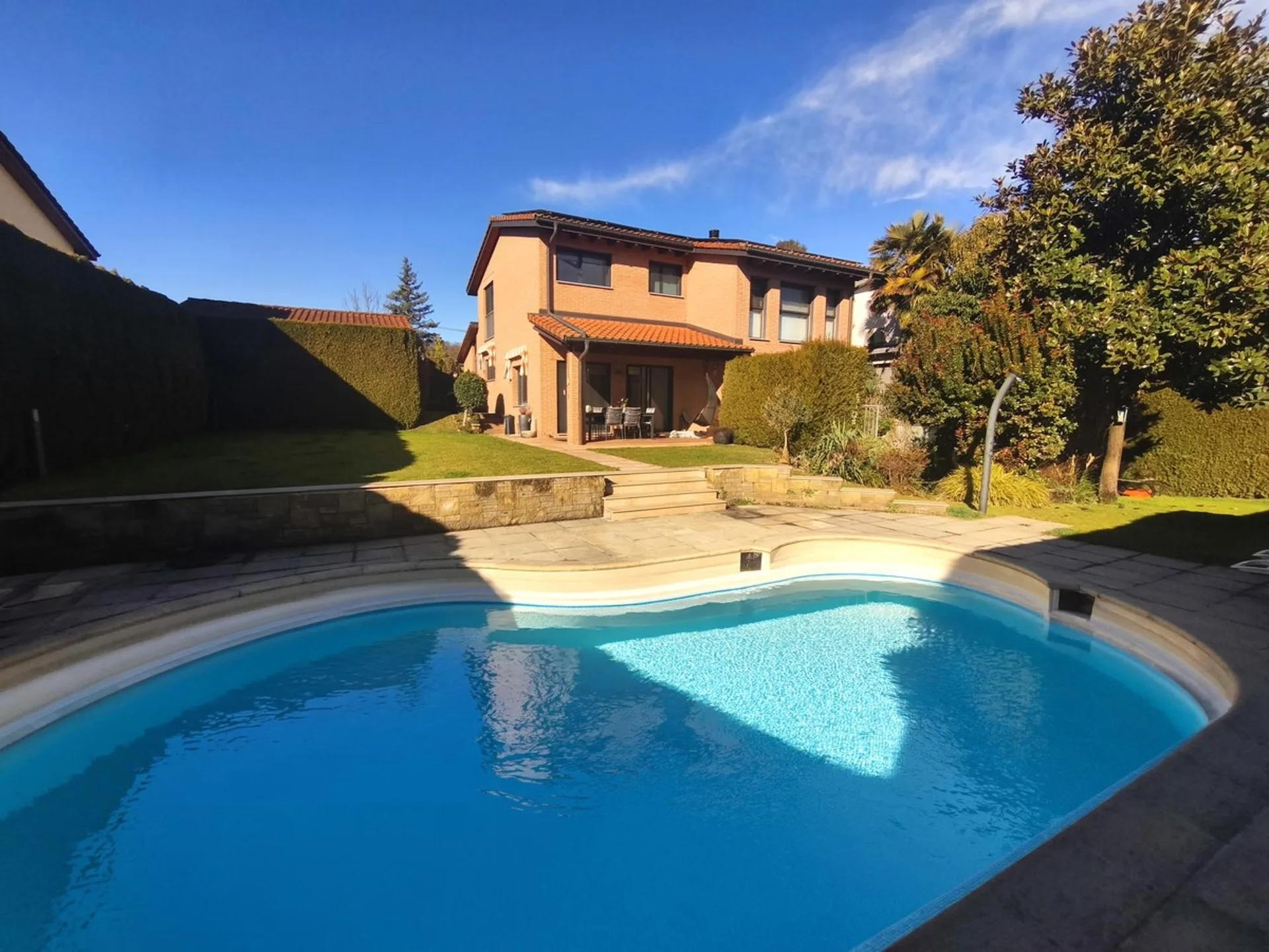 Villa mit 5,5 Zimmern, beheiztem Pool, privatem Garten und großen Räumen