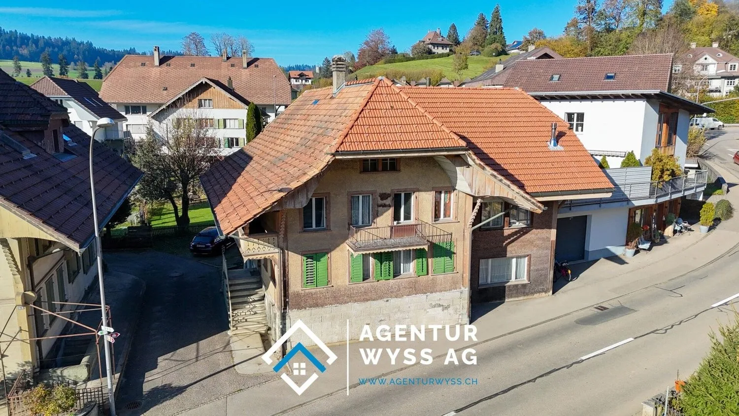 Zweifamilienhaus mit Renovationsbedarf und zusätzlicher Baulandparzelle