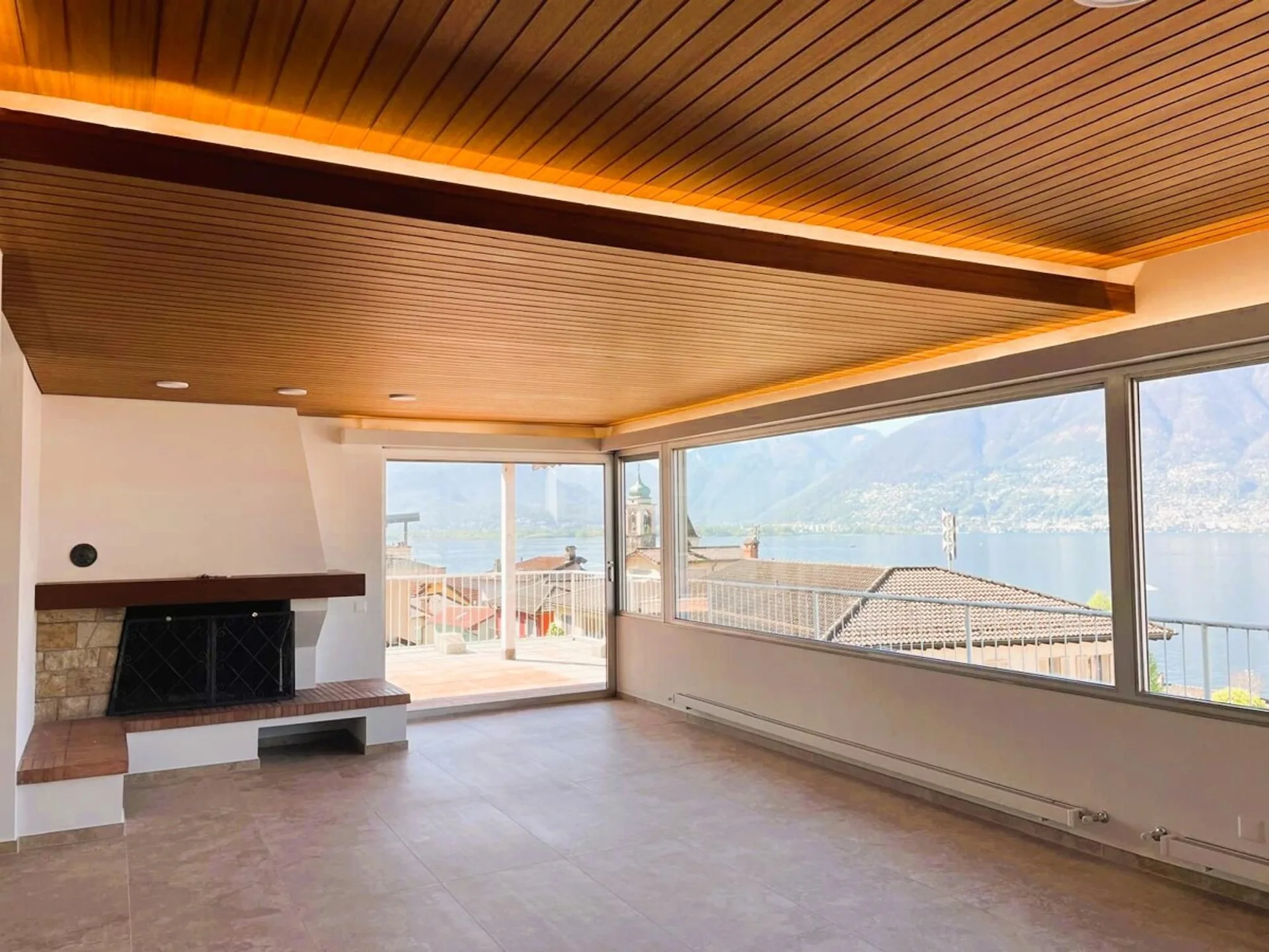 VIRA GAMBAROGNO - ATTICO IN CENTRO CON VISTA LAGO