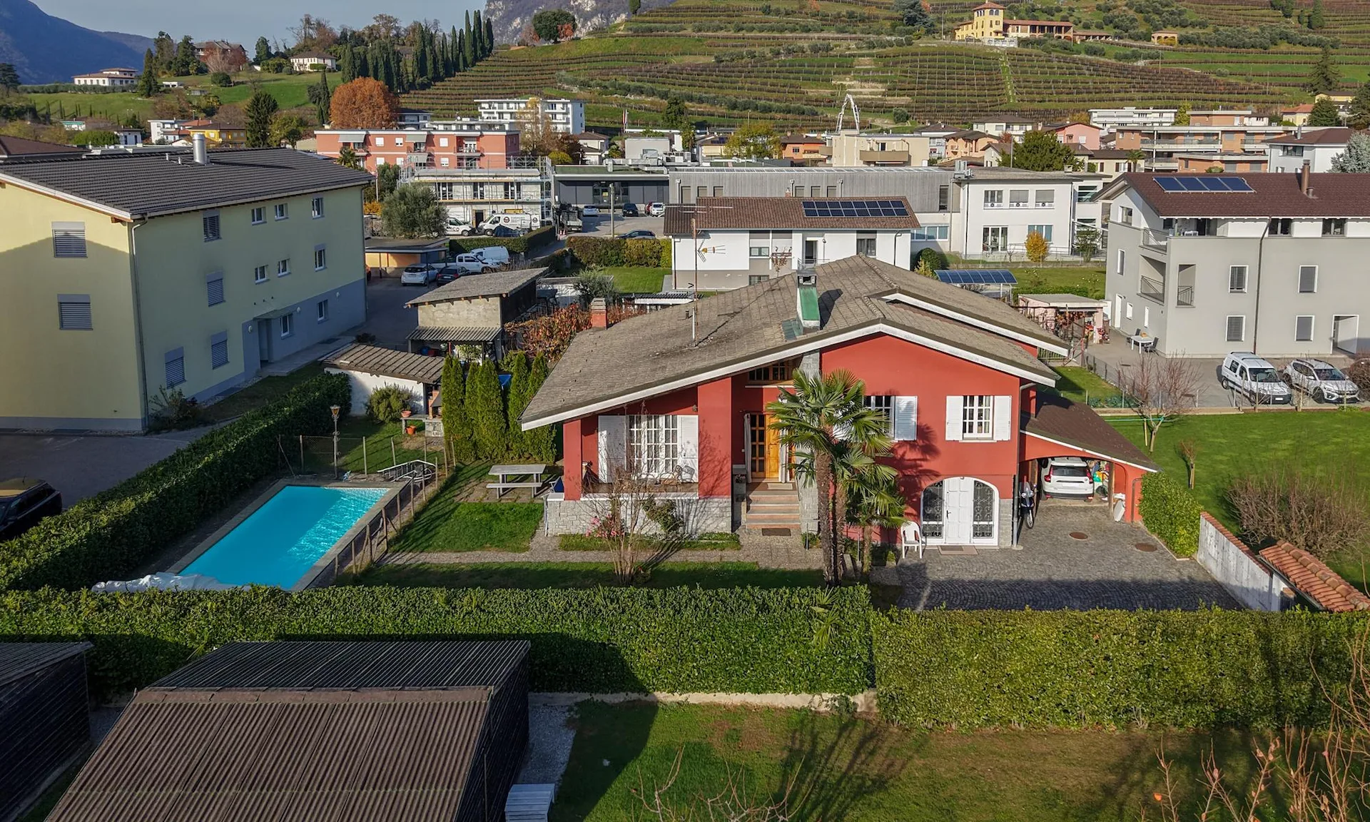 SPAZIOSA VILLA CON PISCINA E AMPIO TERRENO A COLDRERIO
