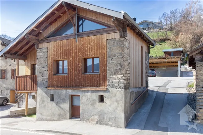 Renovierte Scheune mit 4,5 Zimmern, je 107 m² Wohnfläche und 40 m² Garten