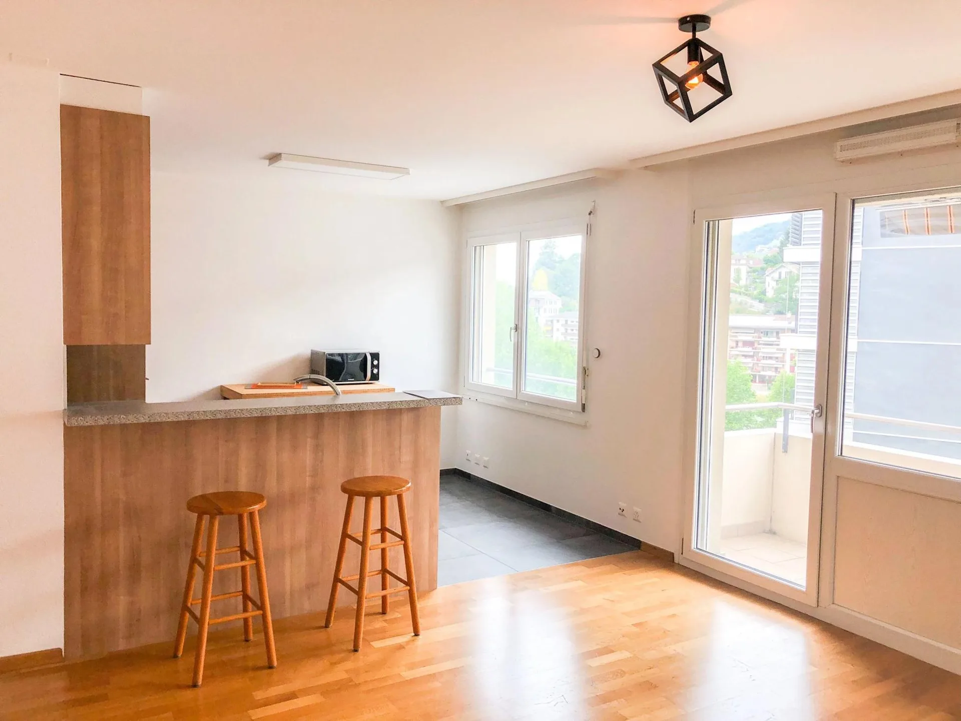 Schönes 2,5-Zimmer-Apartment in der Nähe der Innenstadt und der Einrichtungen.