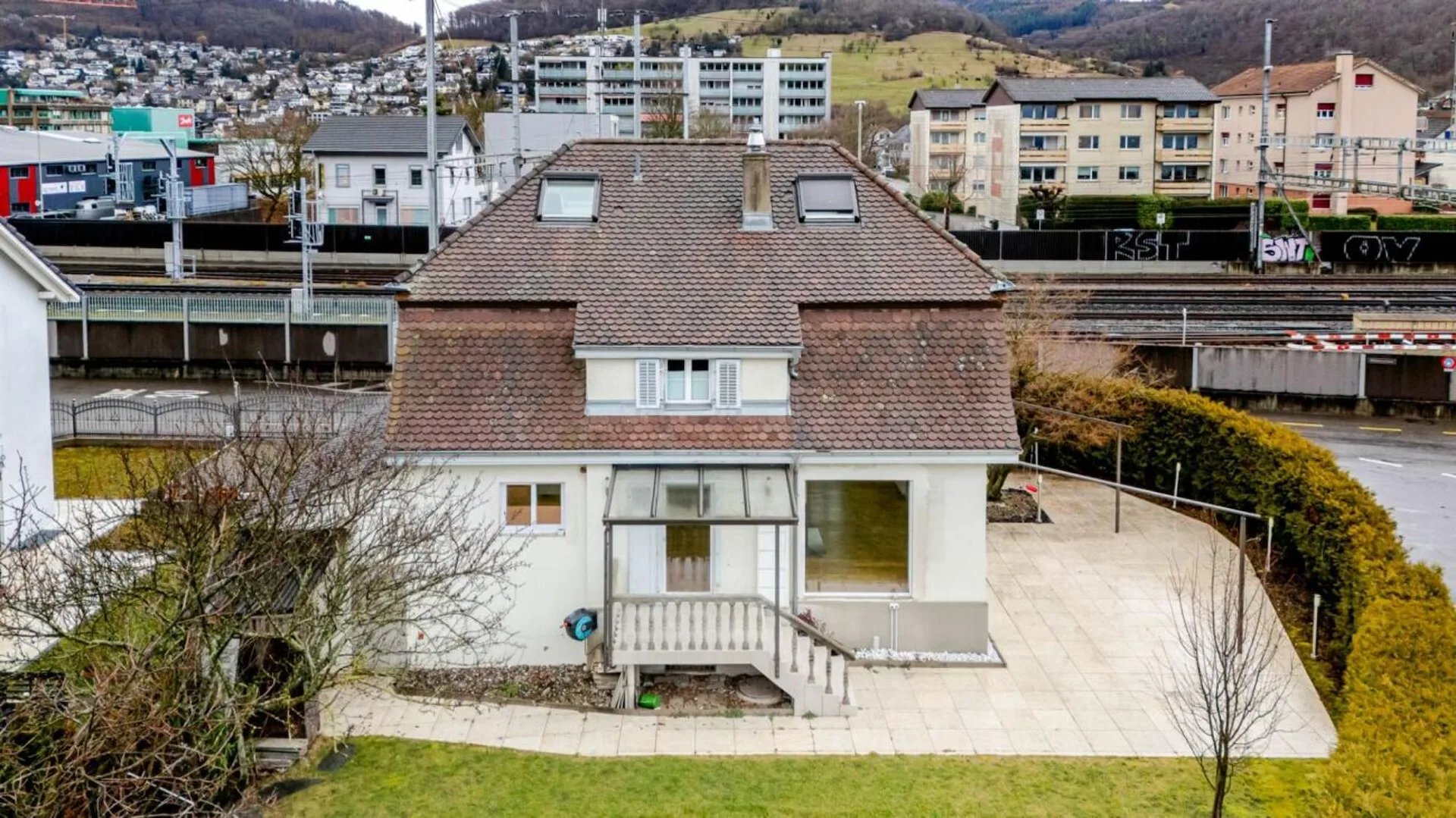 Grosszügiges EFH mit 6.5 Z' und Garten an zentraler Wohnlage