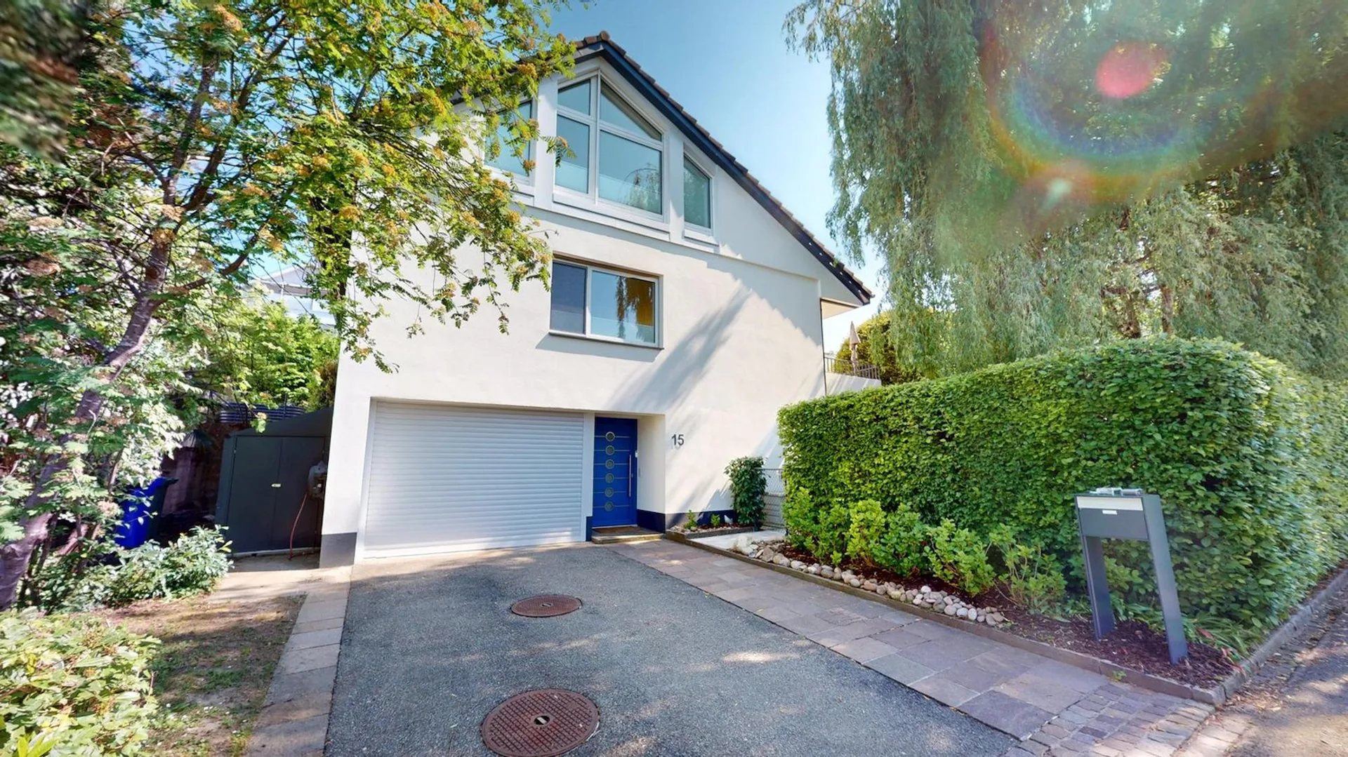 Freistehendes 6-Zimmer-EFH mit Terrasse, Garten und Garage an ruhiger Familienlage in Bottmingen