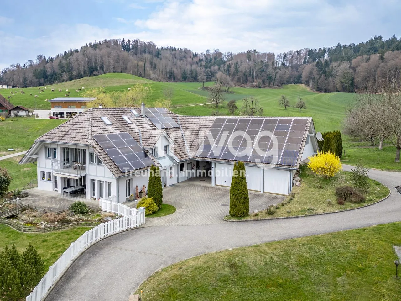 Lichtdurchflutete Landhaus-Villa mit Pferdestallungen