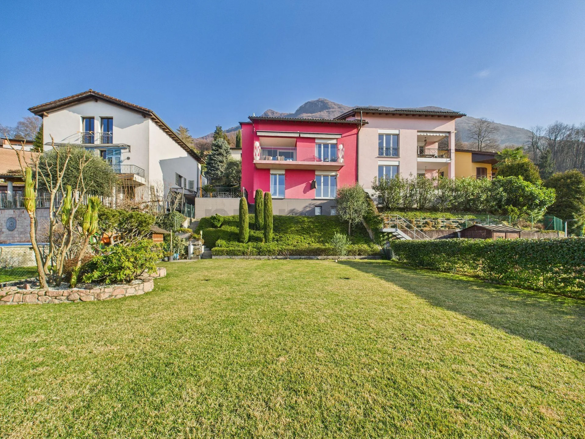 Elegant independent house 6.5 rooms with garden and open view in Davesco-Soragno