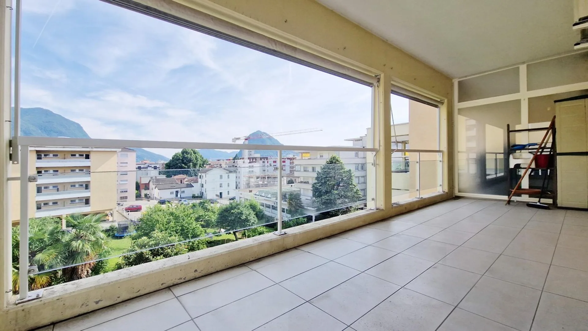 Schönes 3,5-Zimmer-Wohnung in Wohngegend mit überdachter Panoramaterrasse.